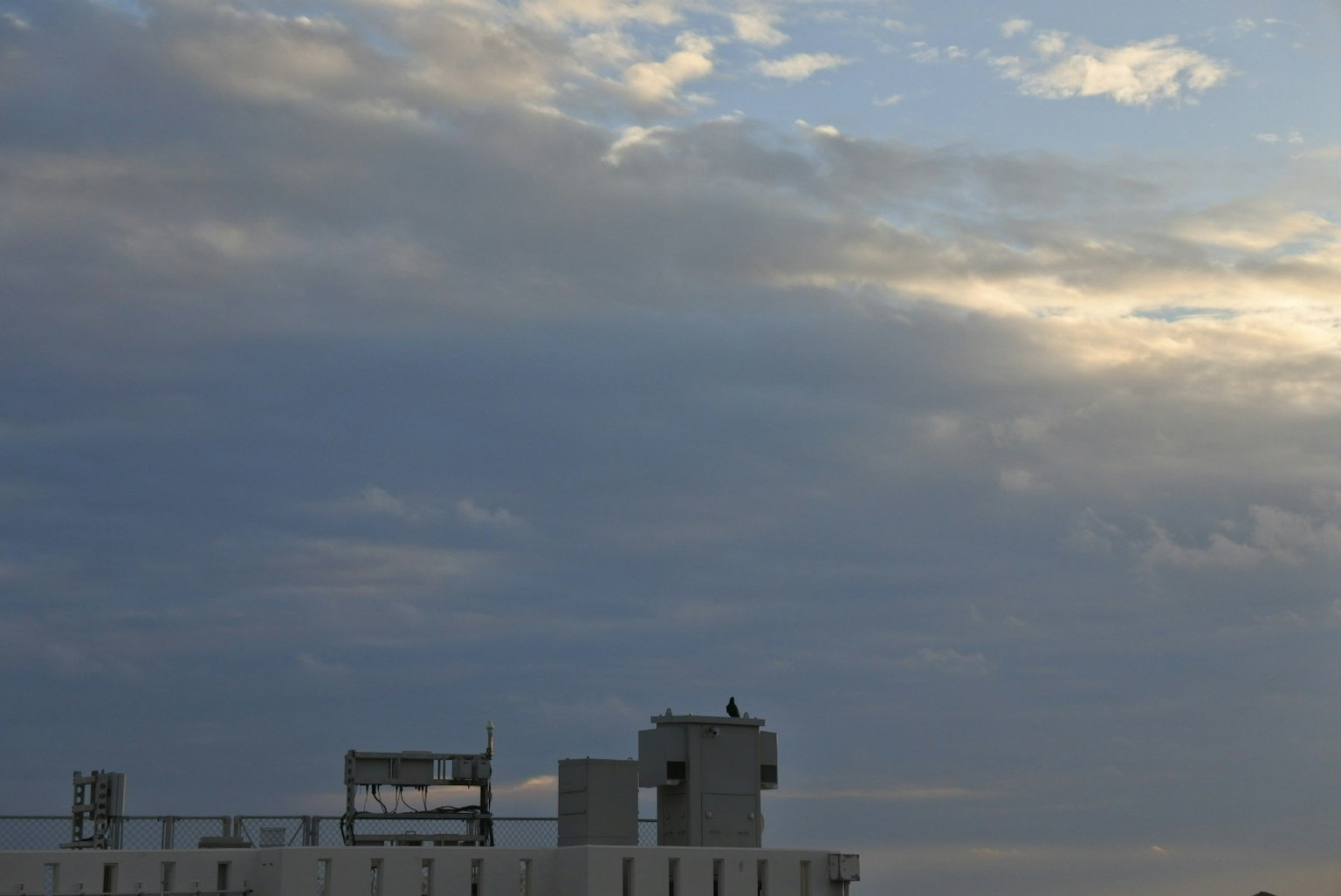 Fabrikgebäude vor dem Hintergrund eines blauen Himmels und Wolken