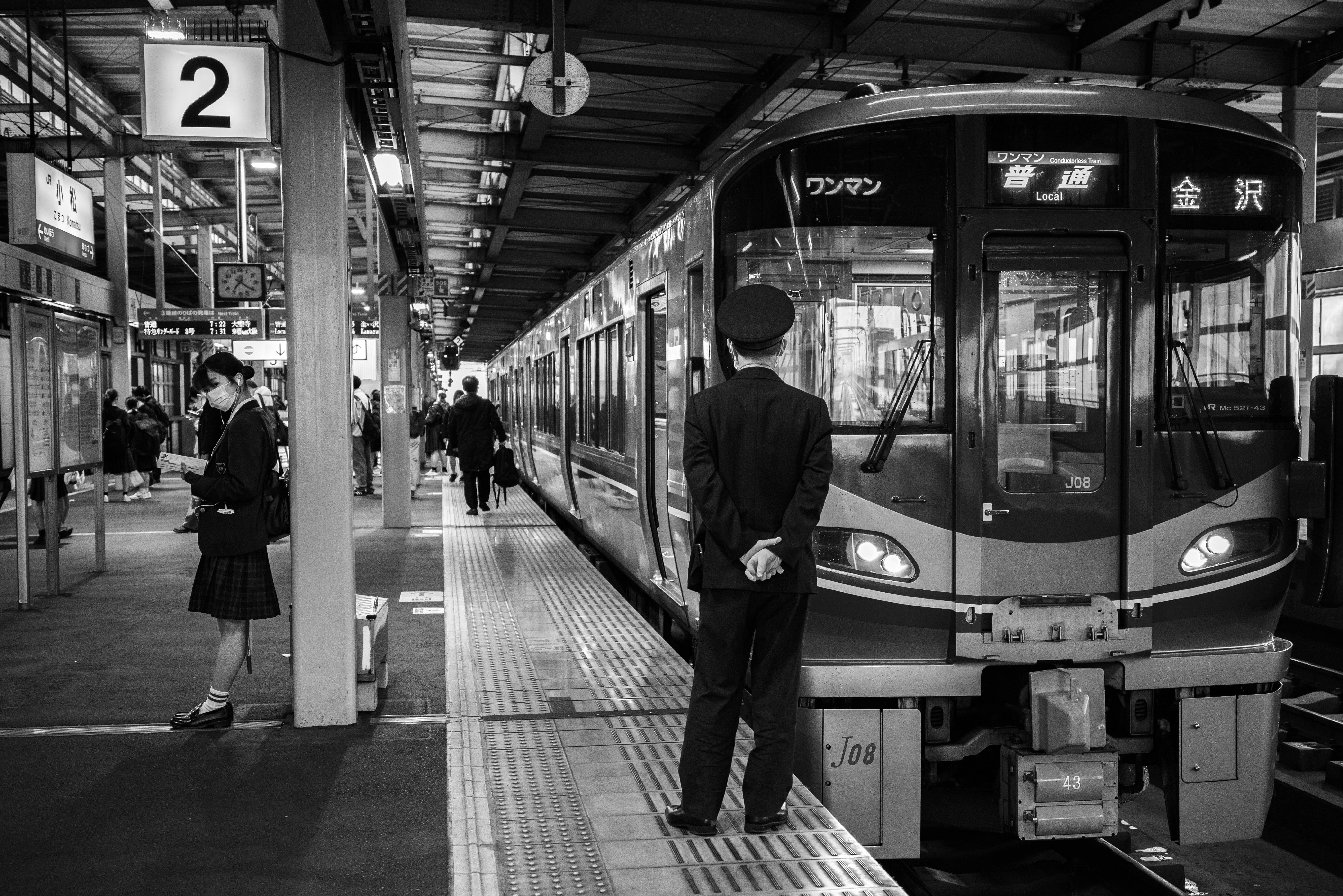 persona in attesa sul binario della stazione