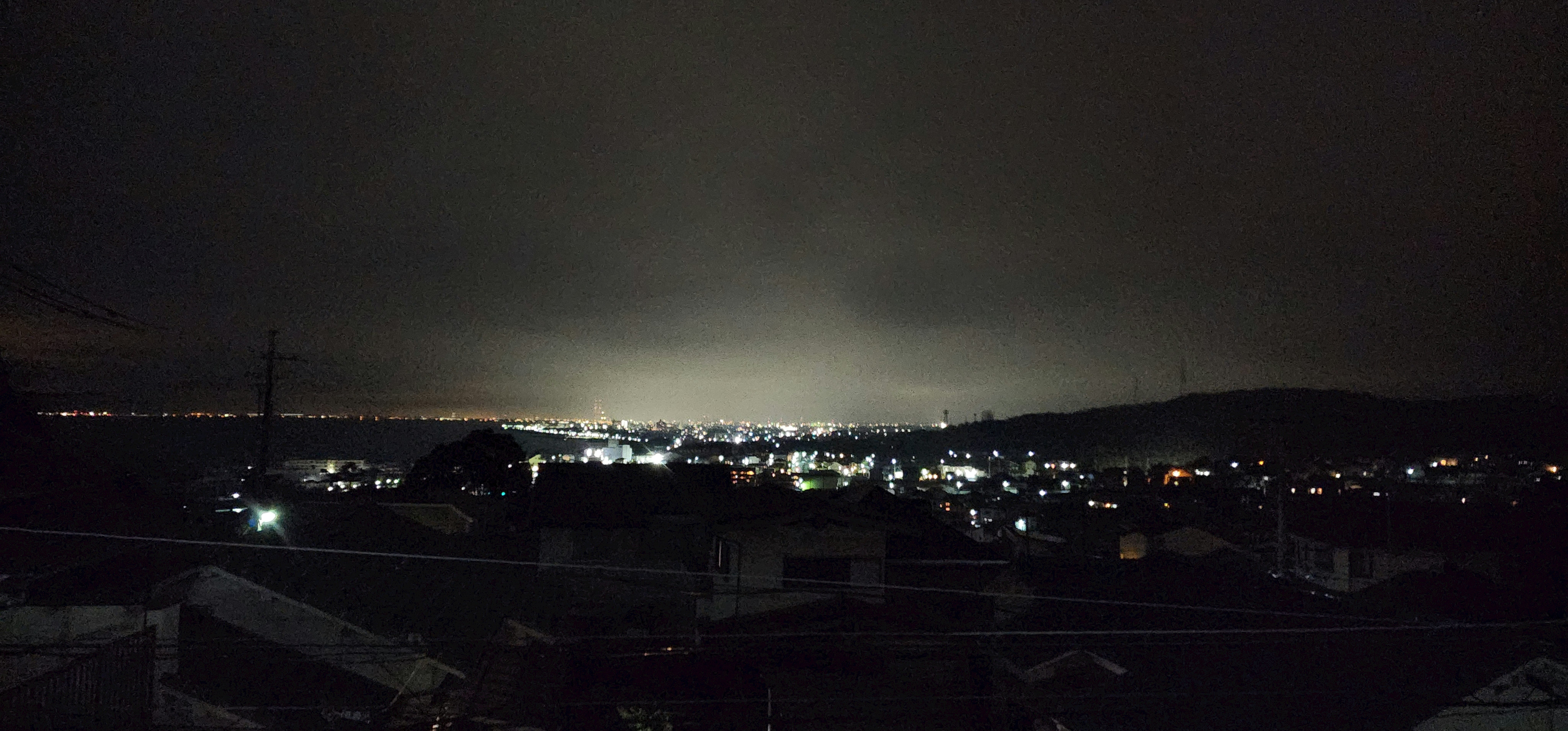 夜裡遠處燈光映照下的小憩