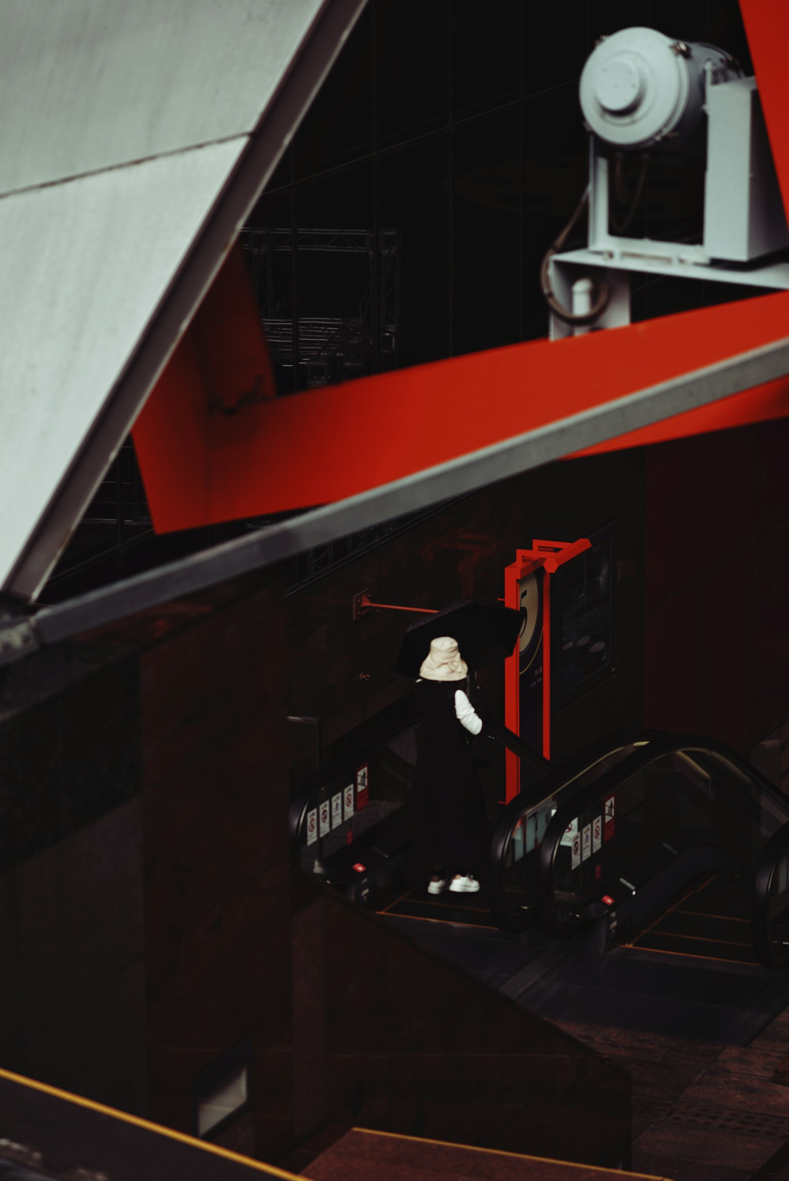 빨간 구조물 안에 있는 흰 모자를 쓴 사람