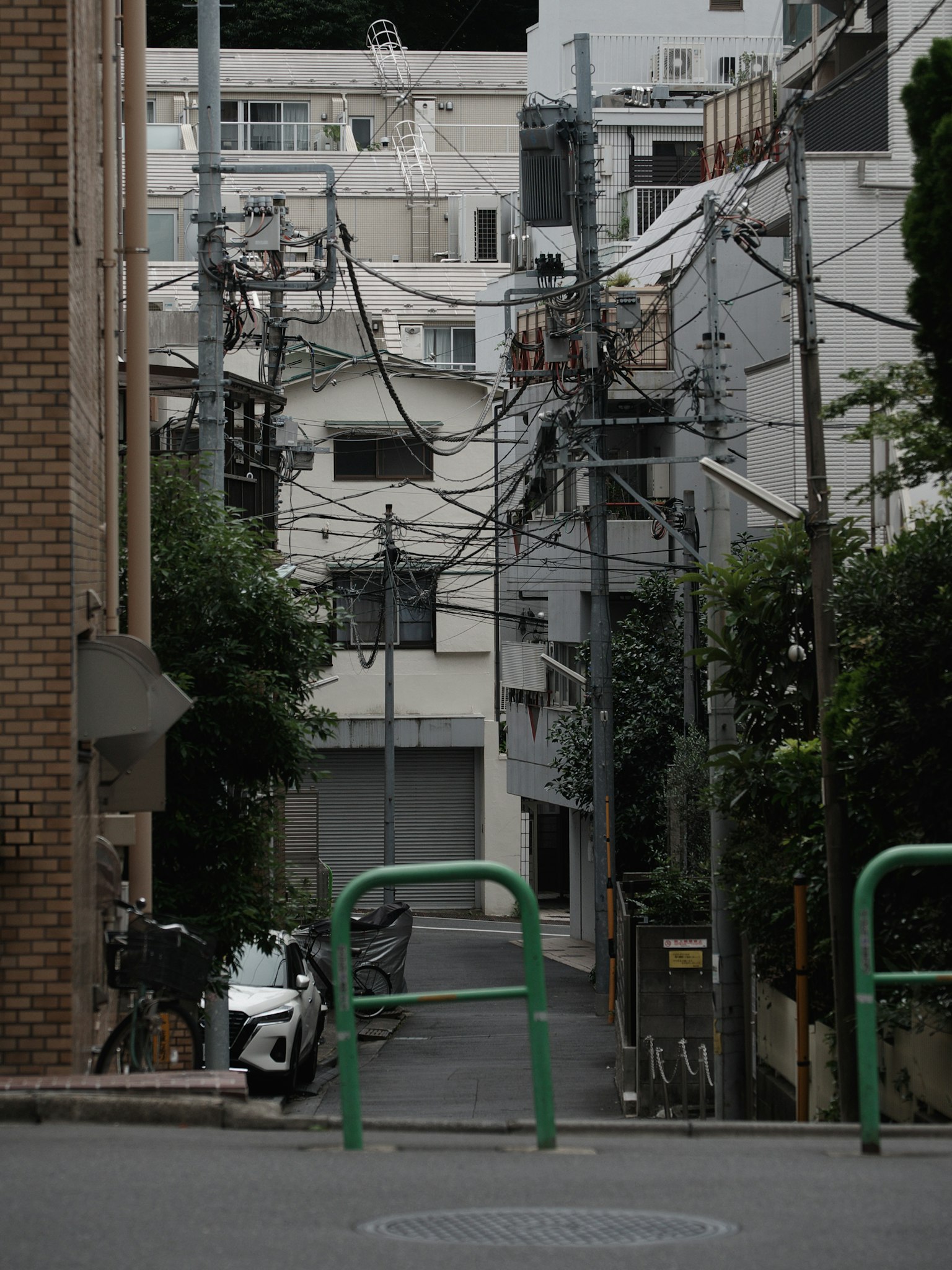 狹窄的巷子，電線和建築