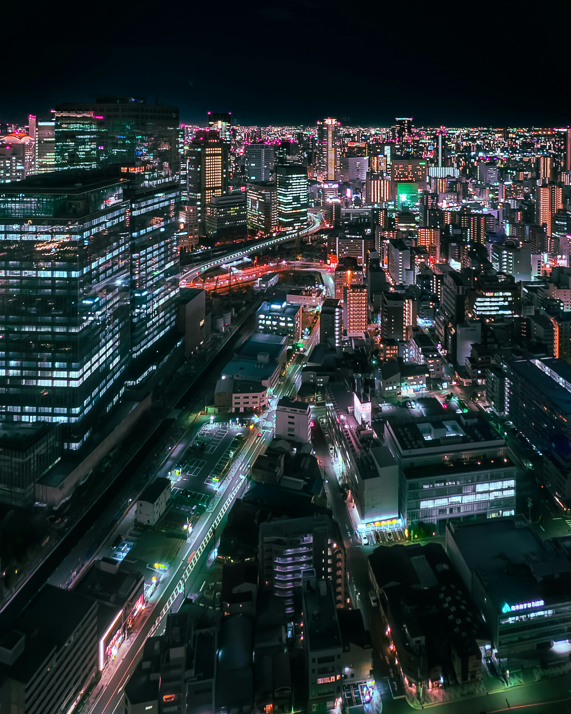 夜の高層ビル群とネオンの街並み