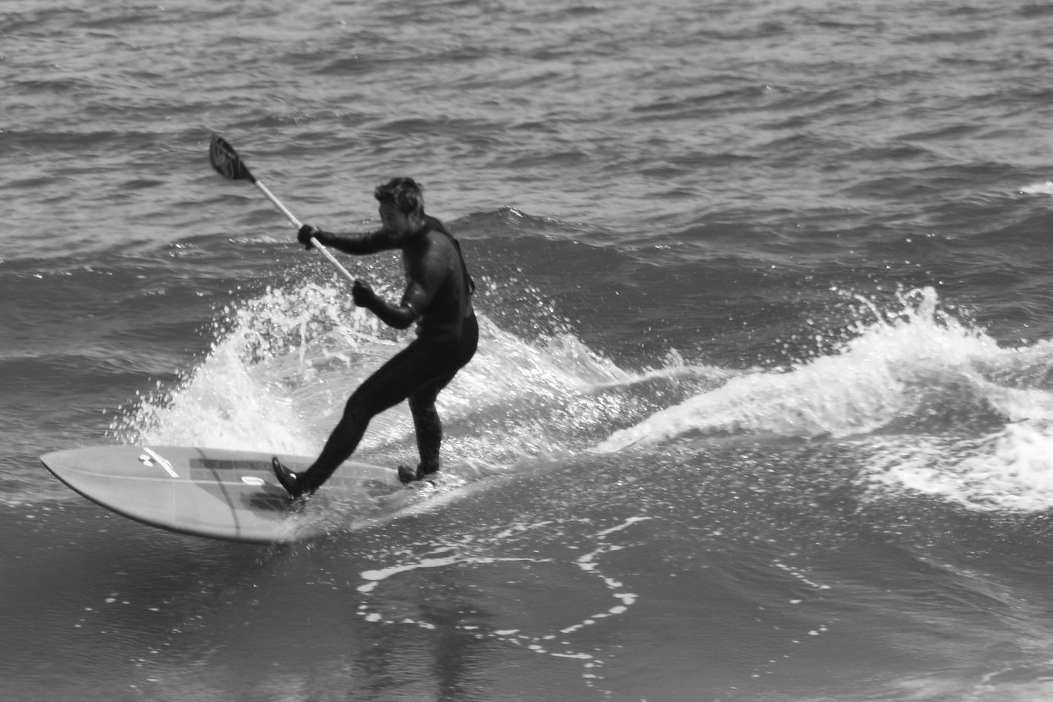 Una persona che fa paddleboarding sulle onde dell'oceano