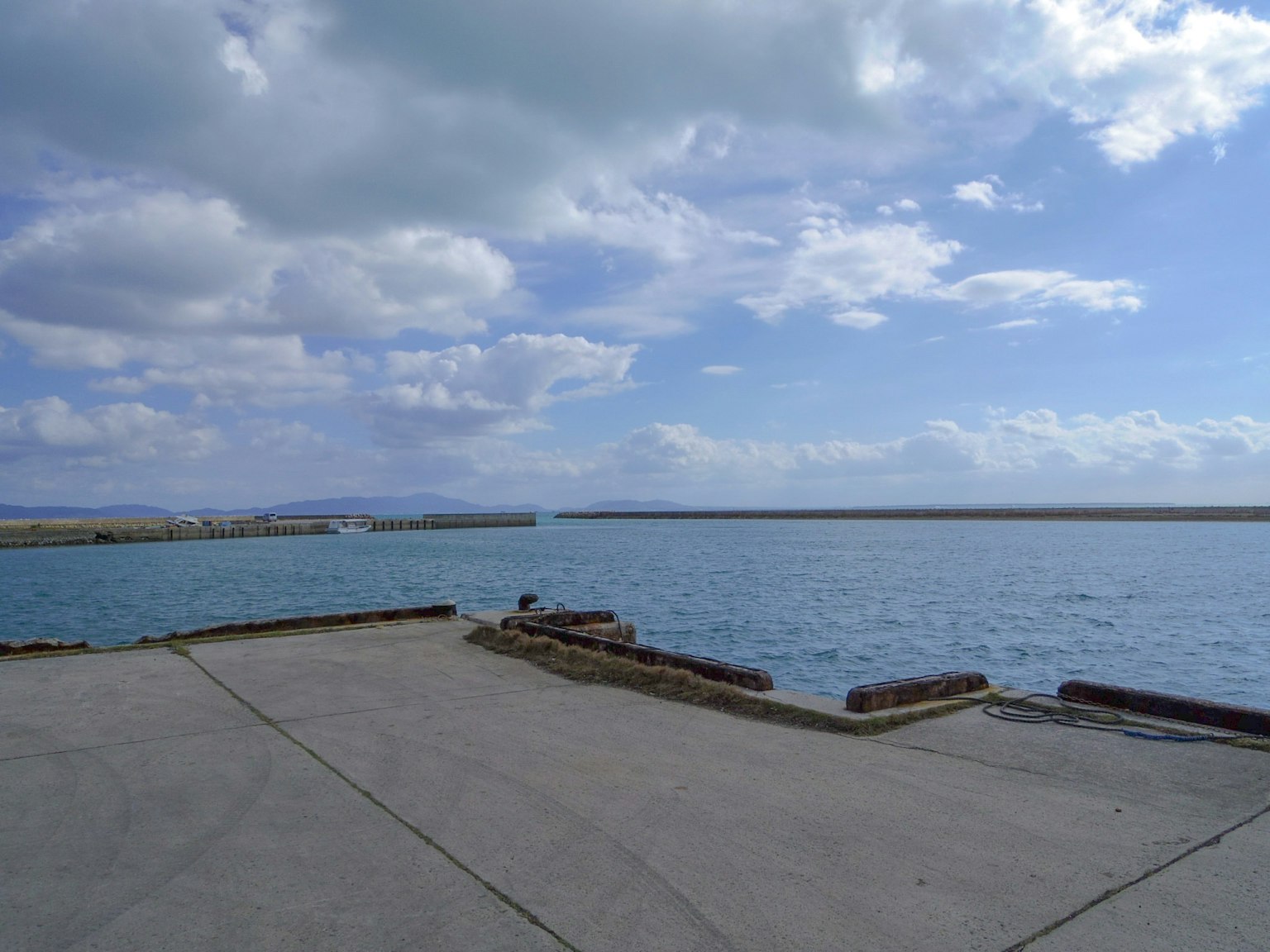 Una vista panoramica di un porto con acqua blu e cielo nuvoloso