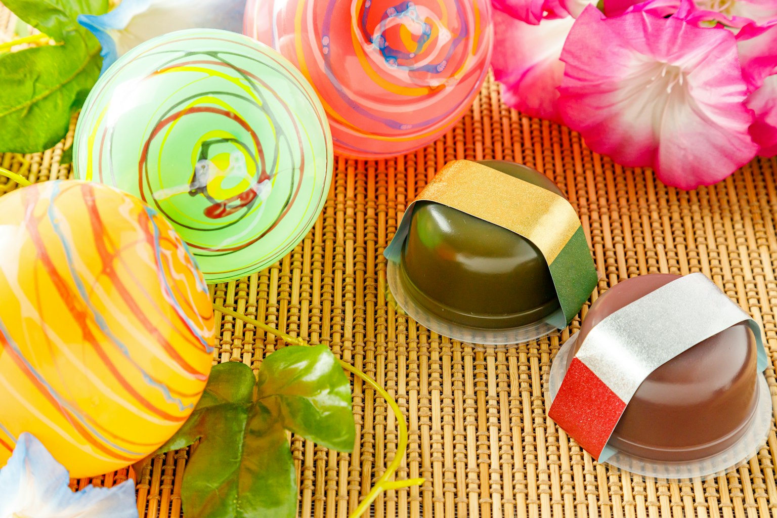 Kẹo nhiều màu sắc và bố cục hoa sống động