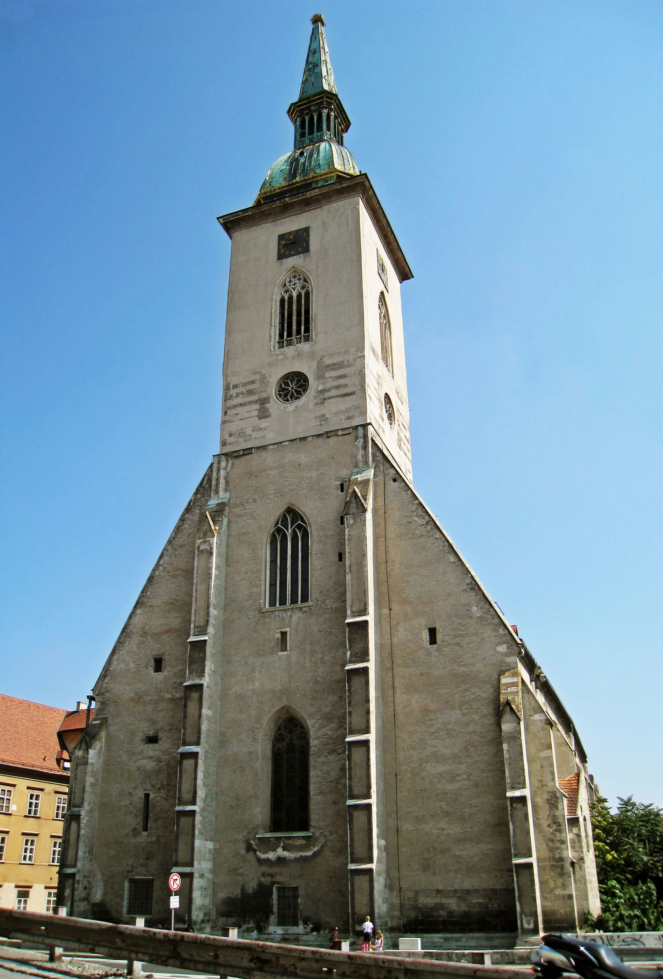 Kirchenfassade mit Turm unter blauem Himmel
