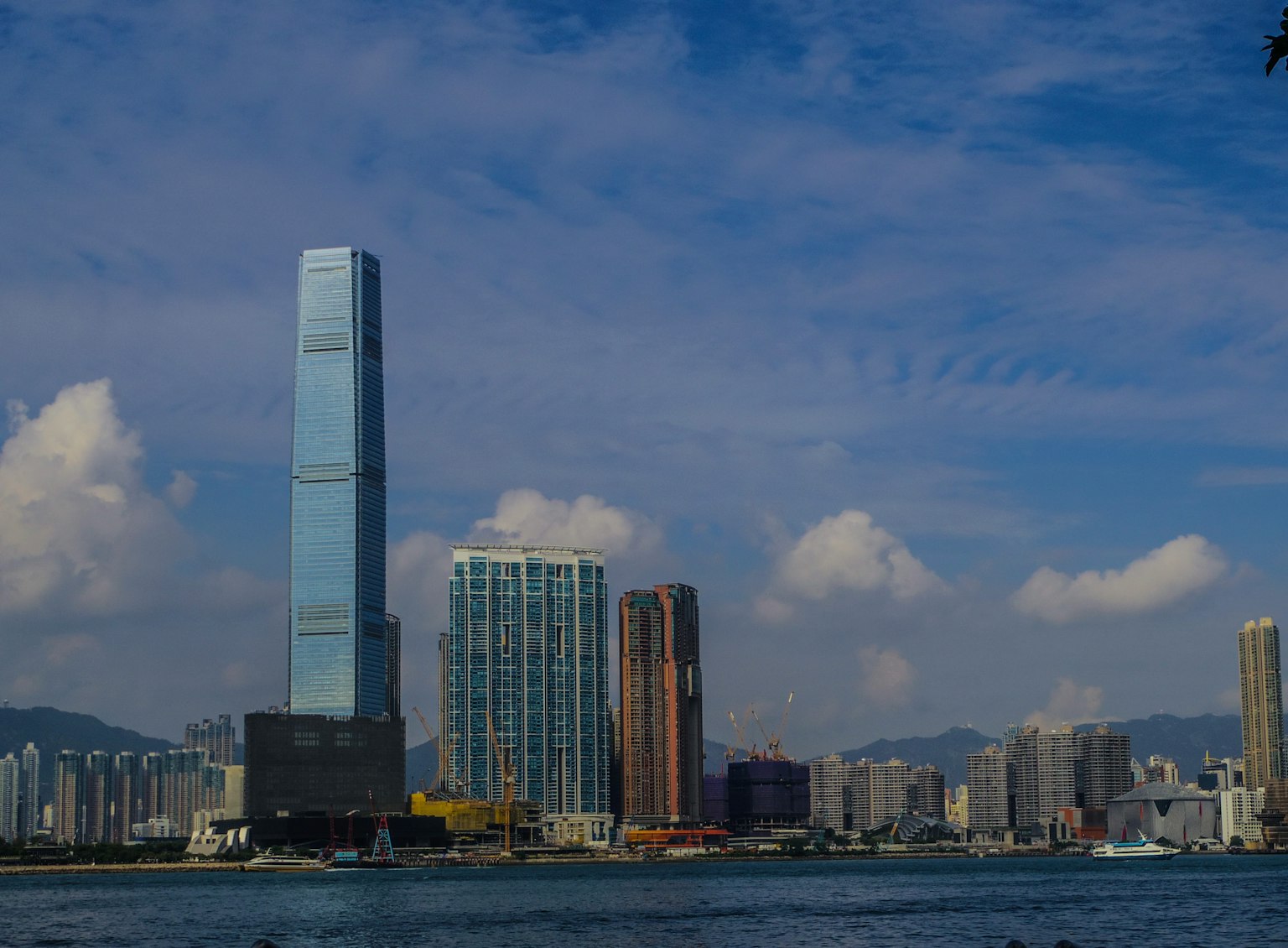 香港天际线包括高楼和蓝天