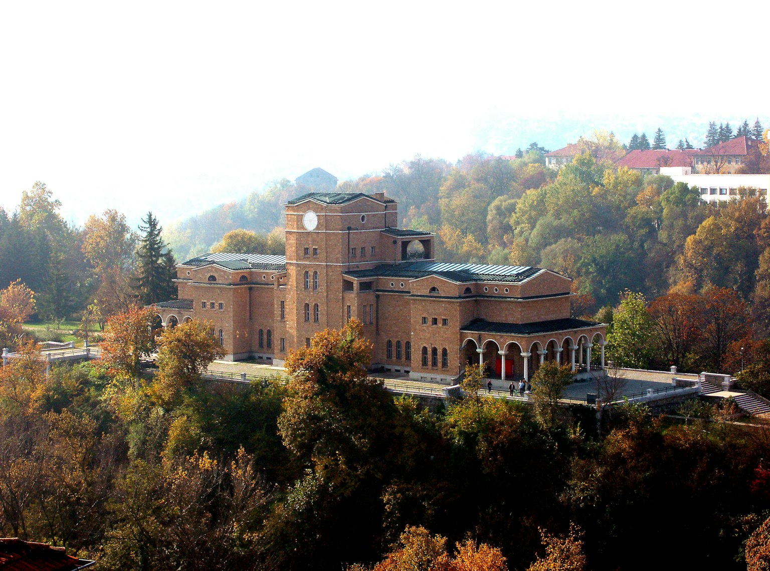 Vista aerea di un edificio storico circondato da un bellissimo fogliame autunnale