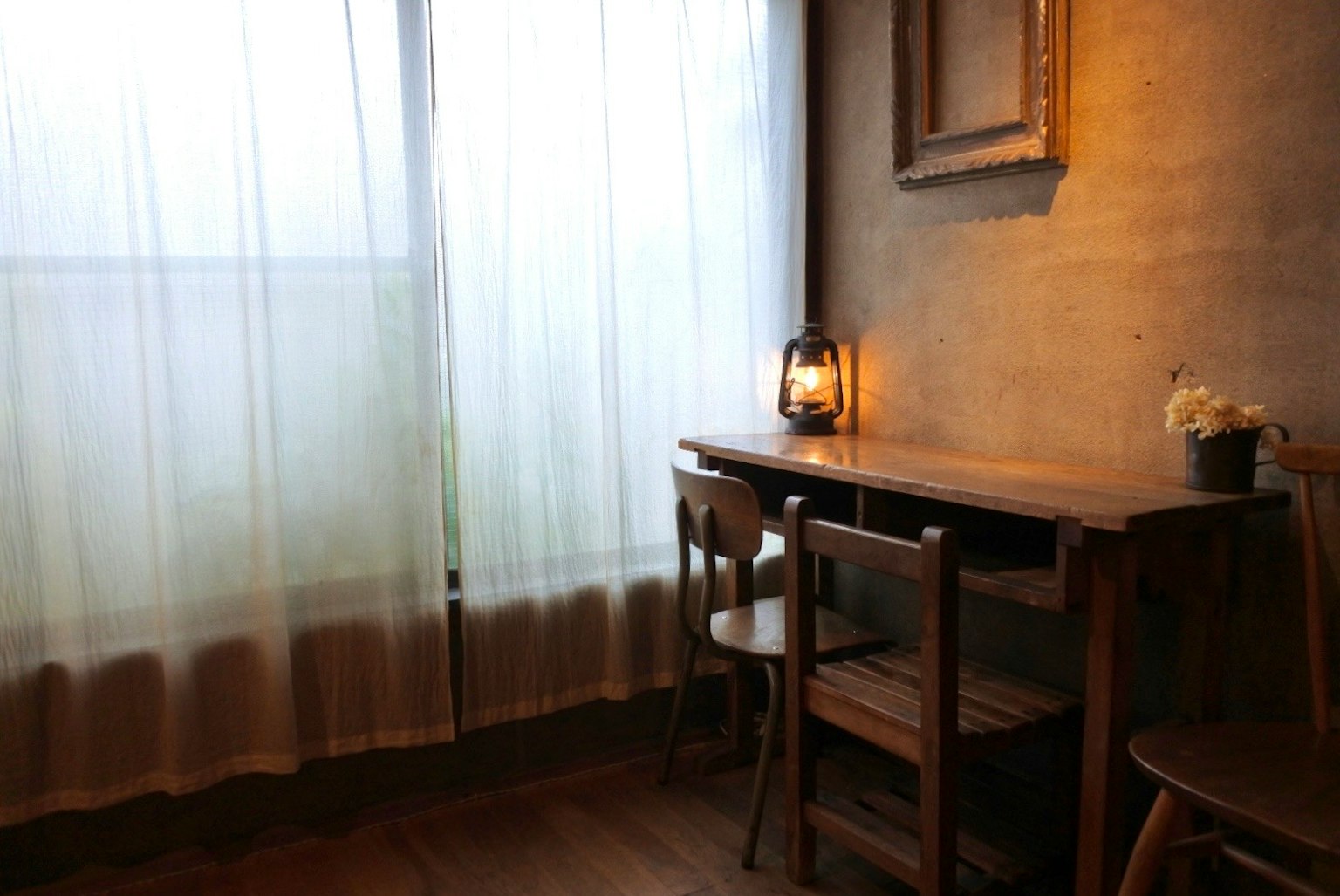 ๋ฐ์ ์ปคํผ๊ณผ ๋๋ฌด ๊ฐ๊ตฌ๊ฐ ์๋ ์๋ํ ๋ฐฉ