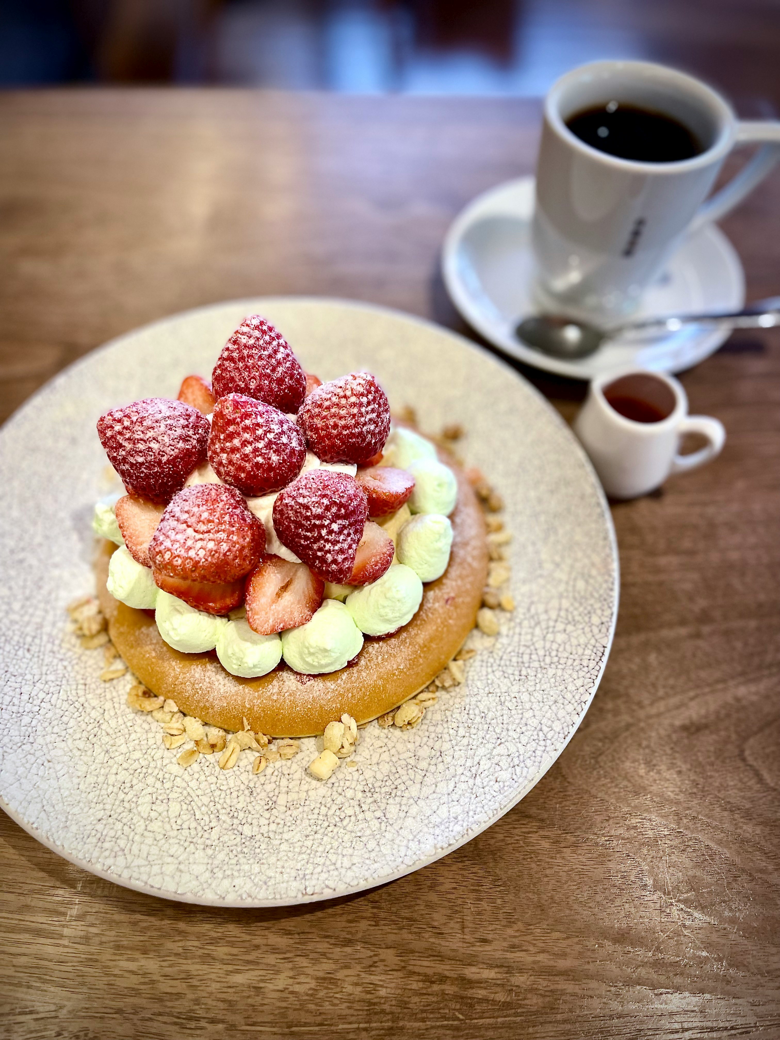いちごのパンケーキとカフェのテーブル上のコーヒー画像