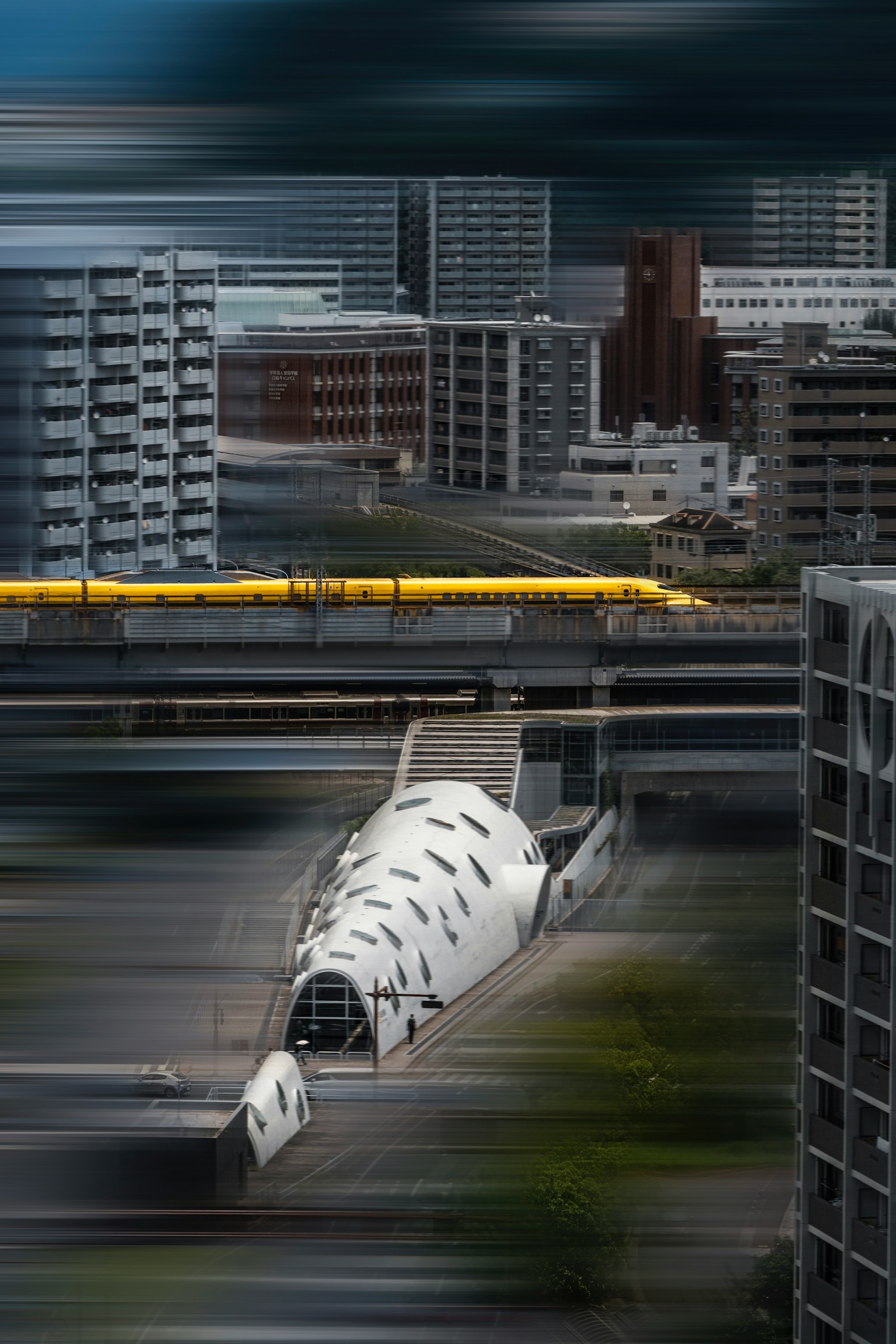 Design de bâtiment futuriste avec un train jaune dans un paysage urbain