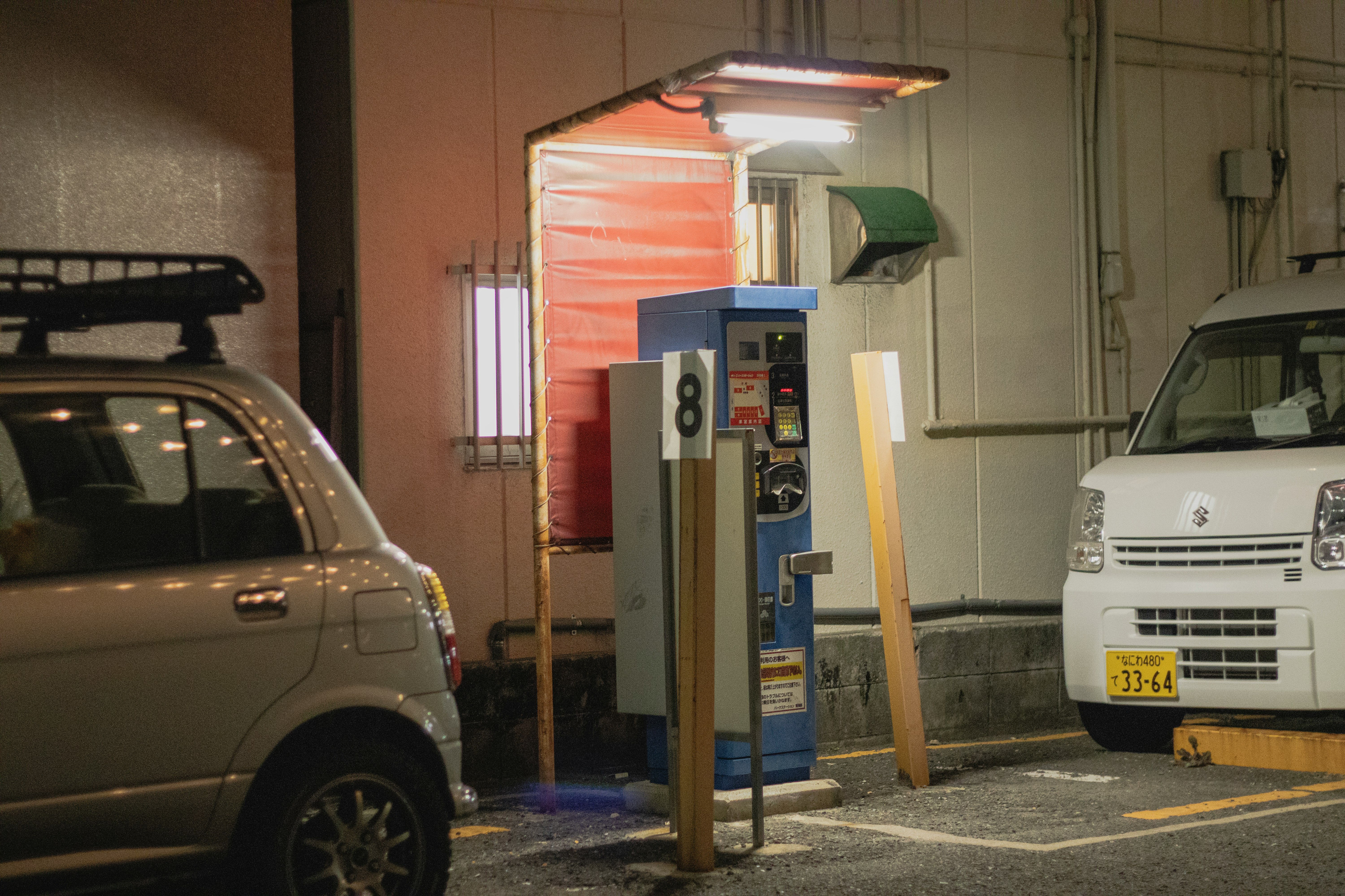夜間停車場的加油機與停放車輛