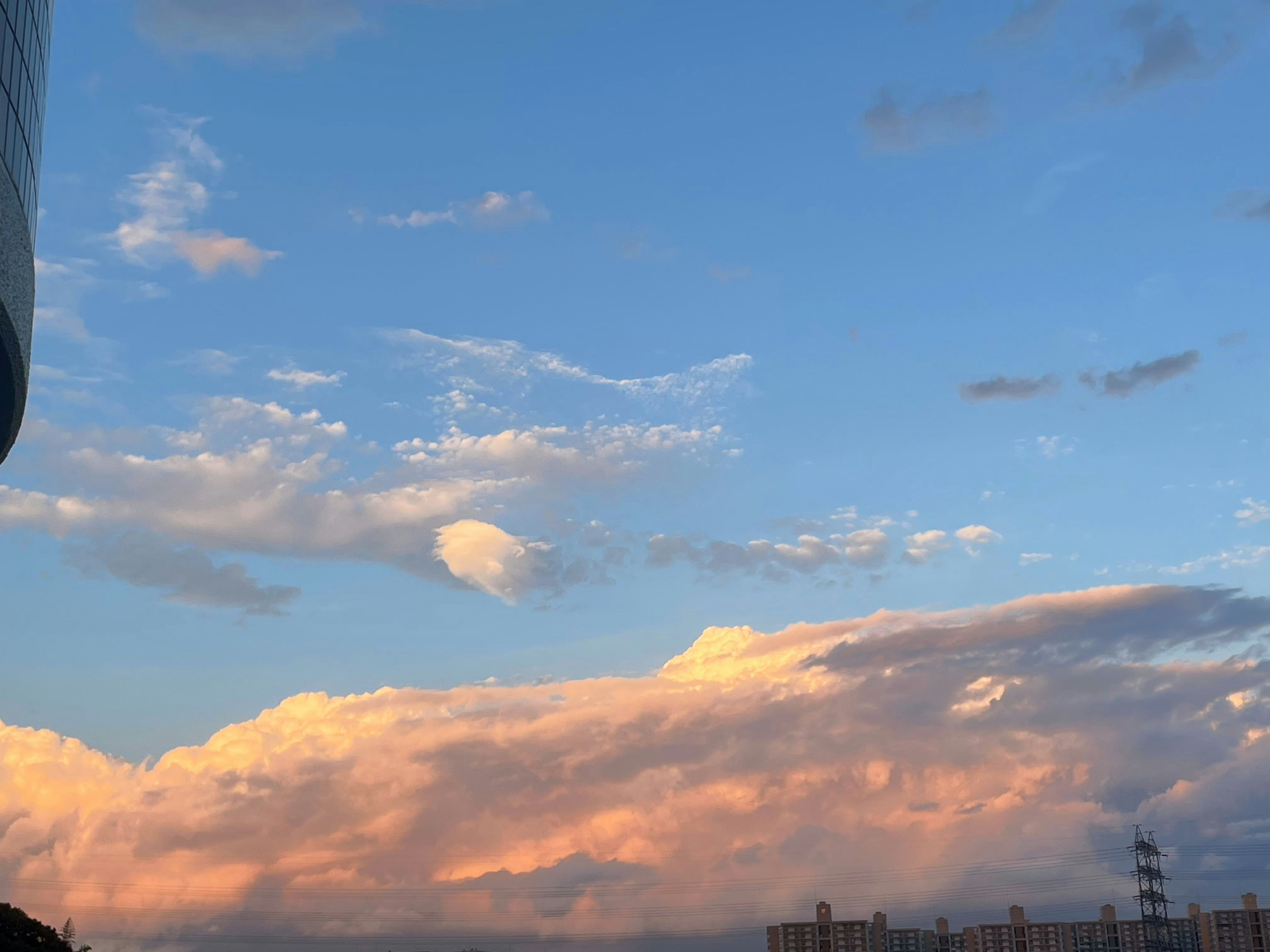 cielo estivo al tramonto con sfumatura di nuvole