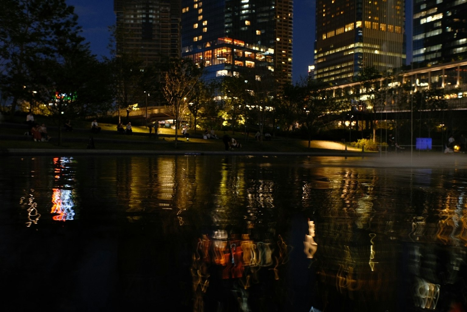 夜晚城市天际线在水面上的倒影