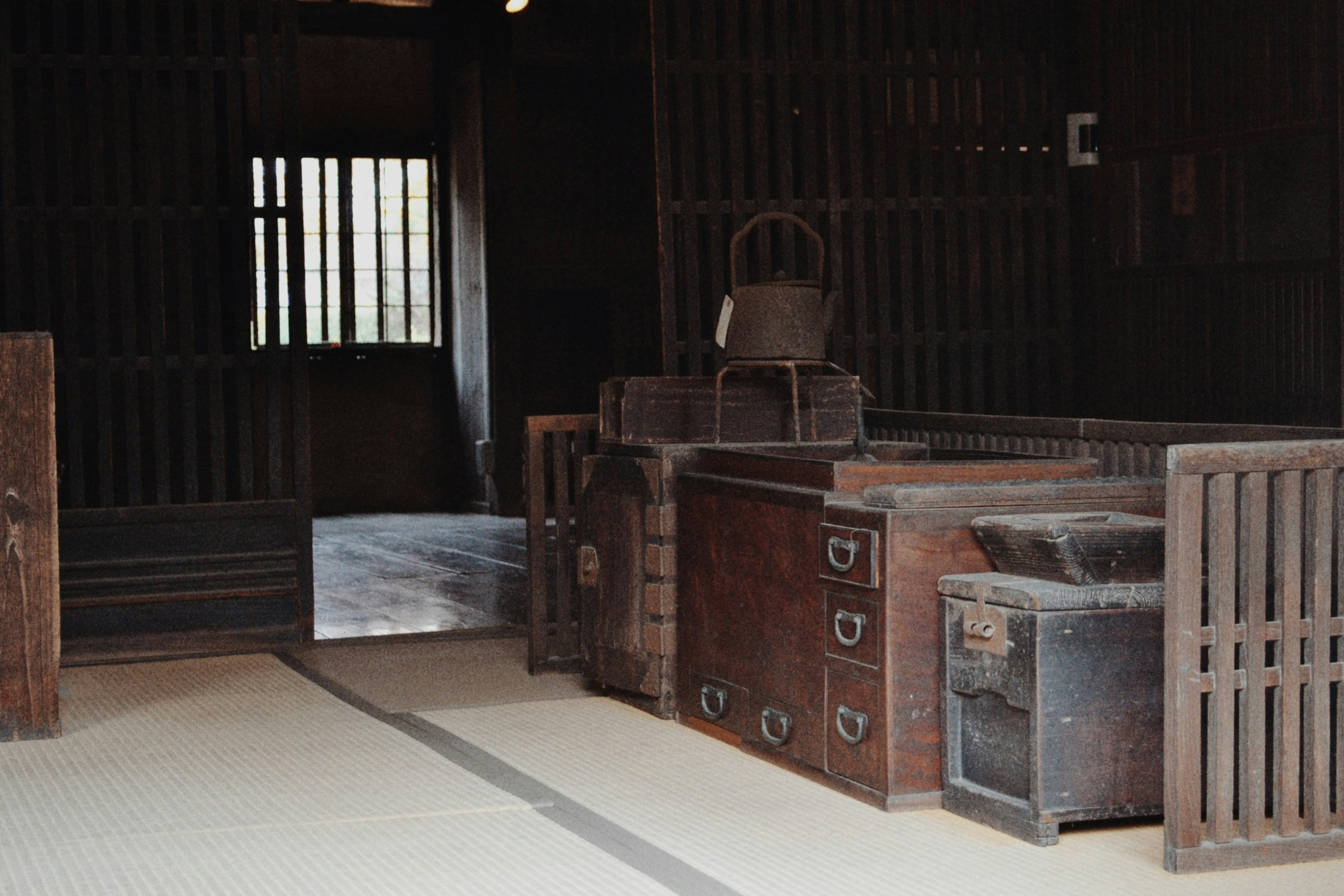 室內陳列空間，擺放舊木質工具