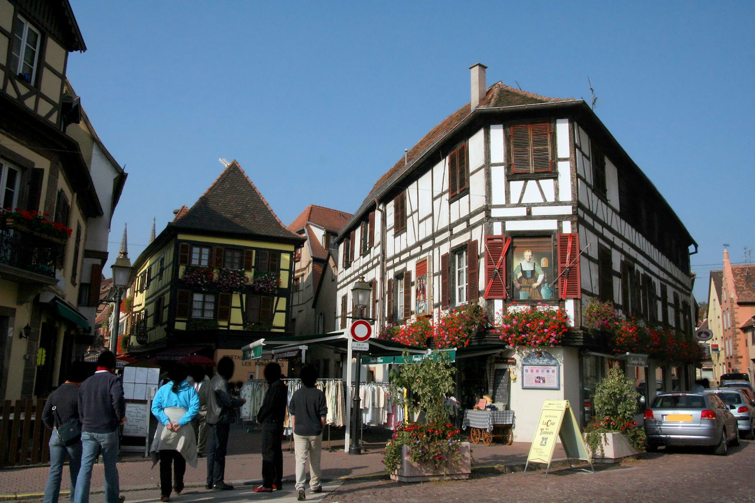 Nhà gỗ truyền thống ở Alsace với du khách