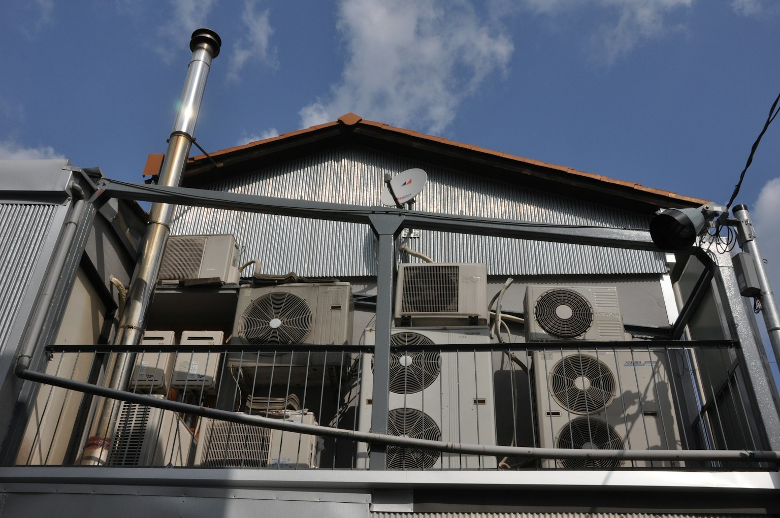 Edificio industriale con più unità di climatizzazione e un camino sul tetto