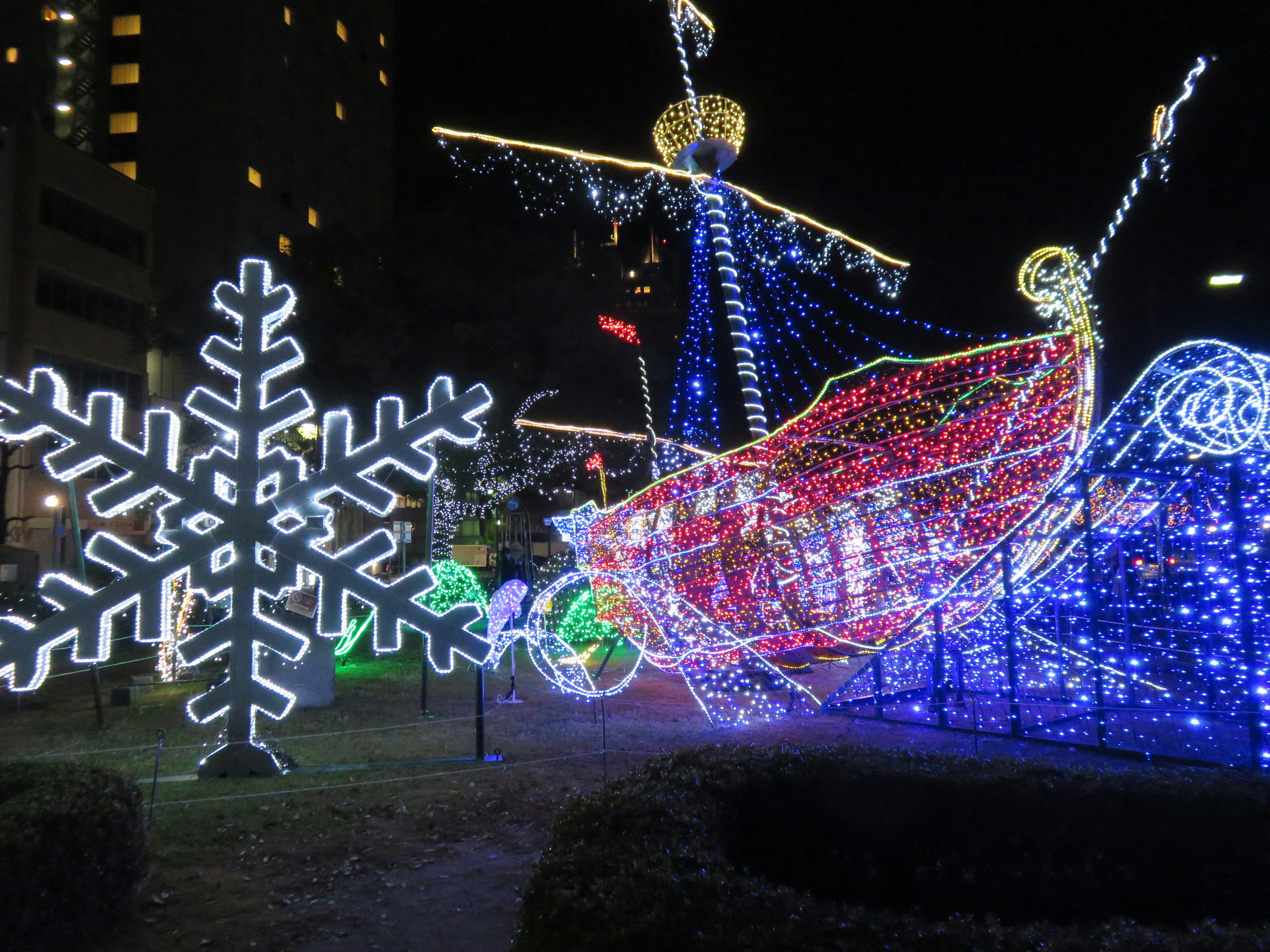 chemin piéton nocturne décoré d’installations lumineuses et de motifs de neige