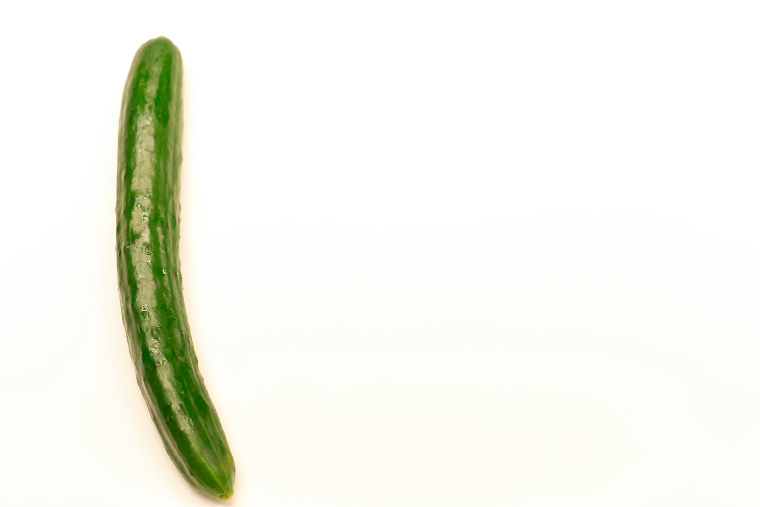 Frische grüne Gurke auf weißem Hintergrund