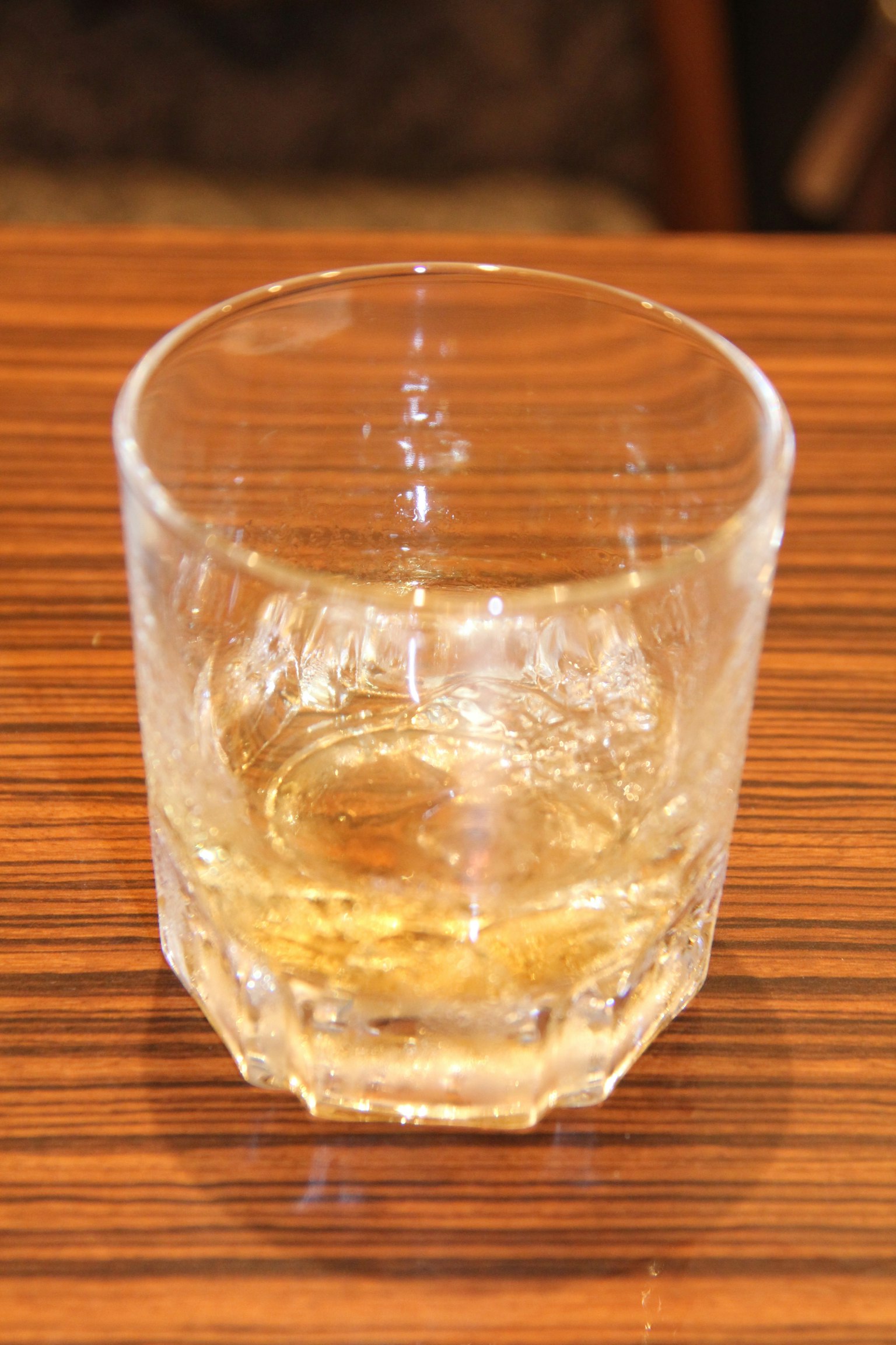 Gelas transparan berisi minuman berwarna terang