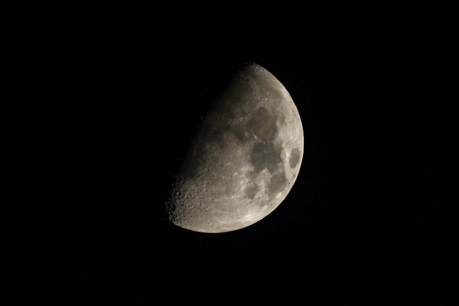 Cận cảnh chi tiết của mặt trăng lưỡi liềm trên bầu trời đêm