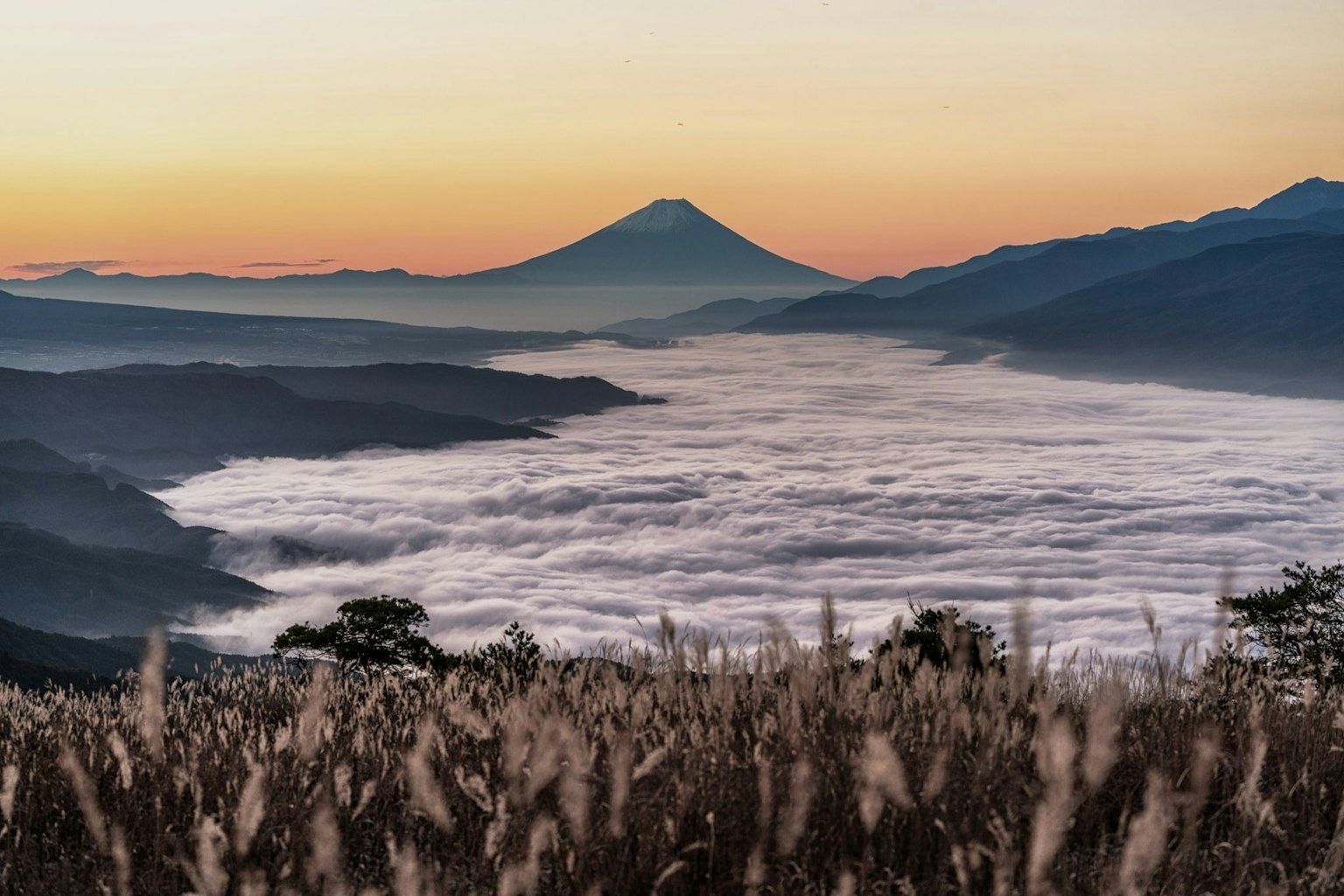 壮观的富士山和被雾笼罩的山脉风景