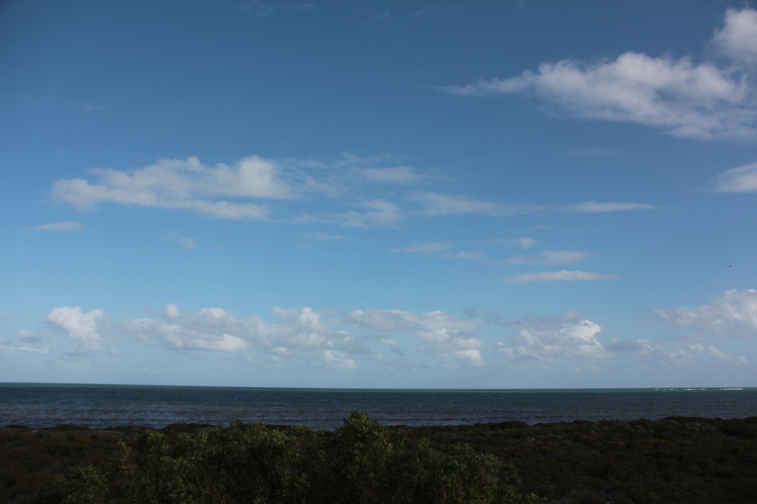 海岸风景，蓝天和白云
