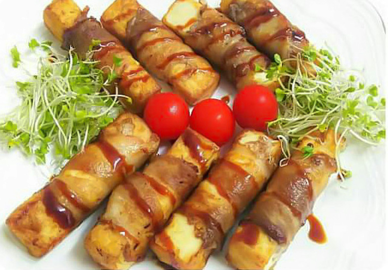 Deliziosi involtini di carne disposti su un piatto con guarnizioni