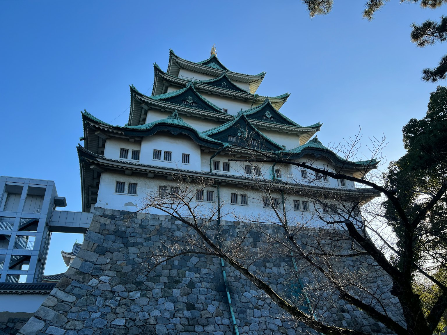 Castillo de Nagoya con su hermosa fachada y techo distintivo