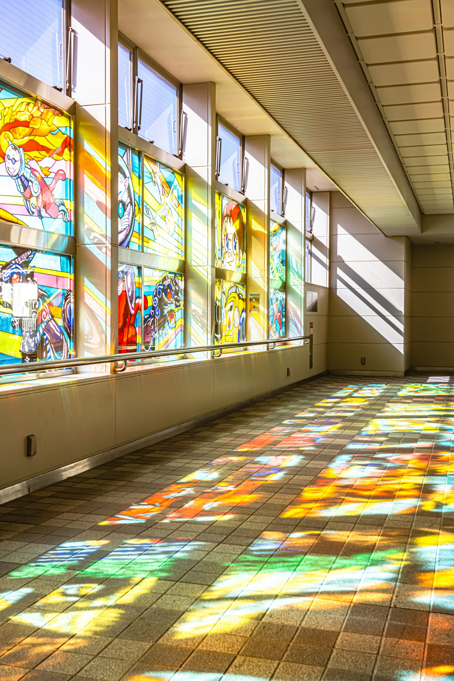 Vue intérieure avec des fenêtres en vitrail colorées projetant des motifs lumineux vibrants sur le sol