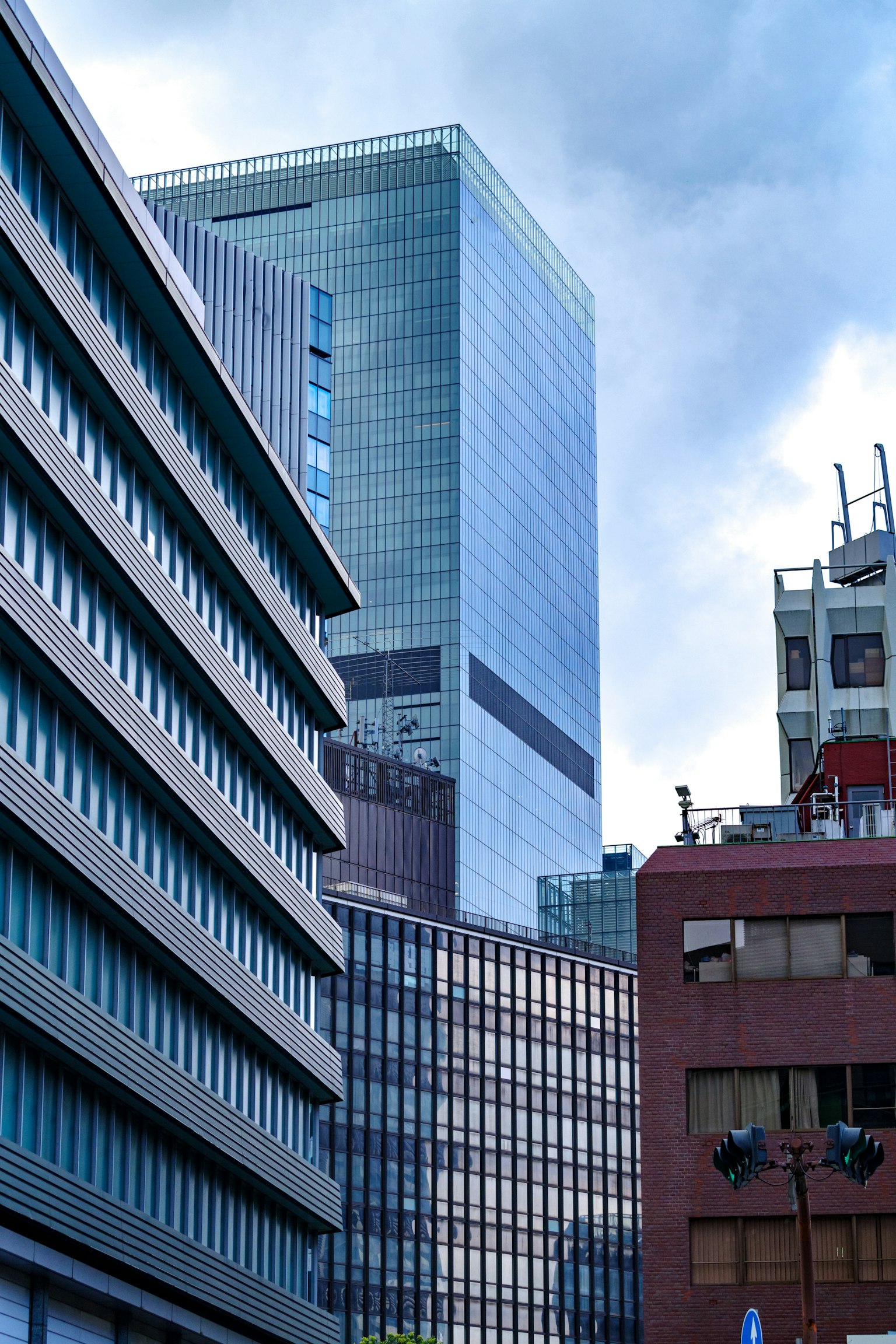 Paisaje urbano con rascacielos de vidrio moderno rodeado de otros edificios