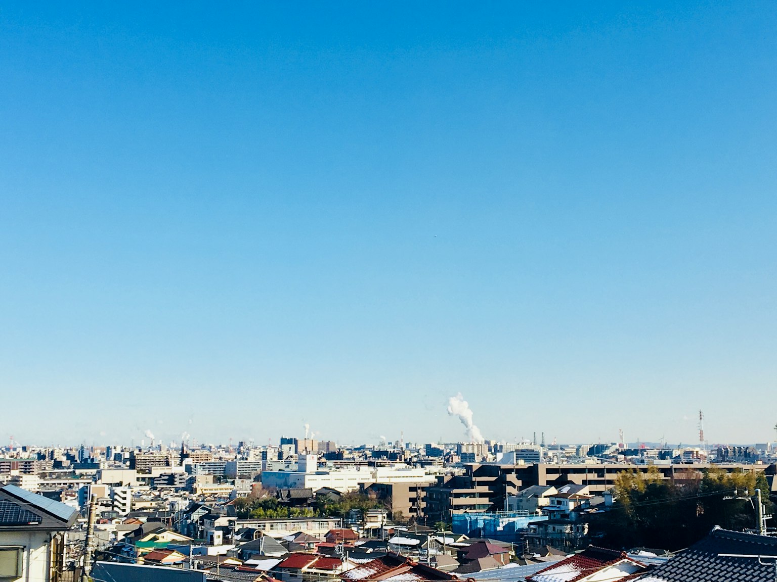 Vista panoramica di una città sotto un cielo blu chiaro
