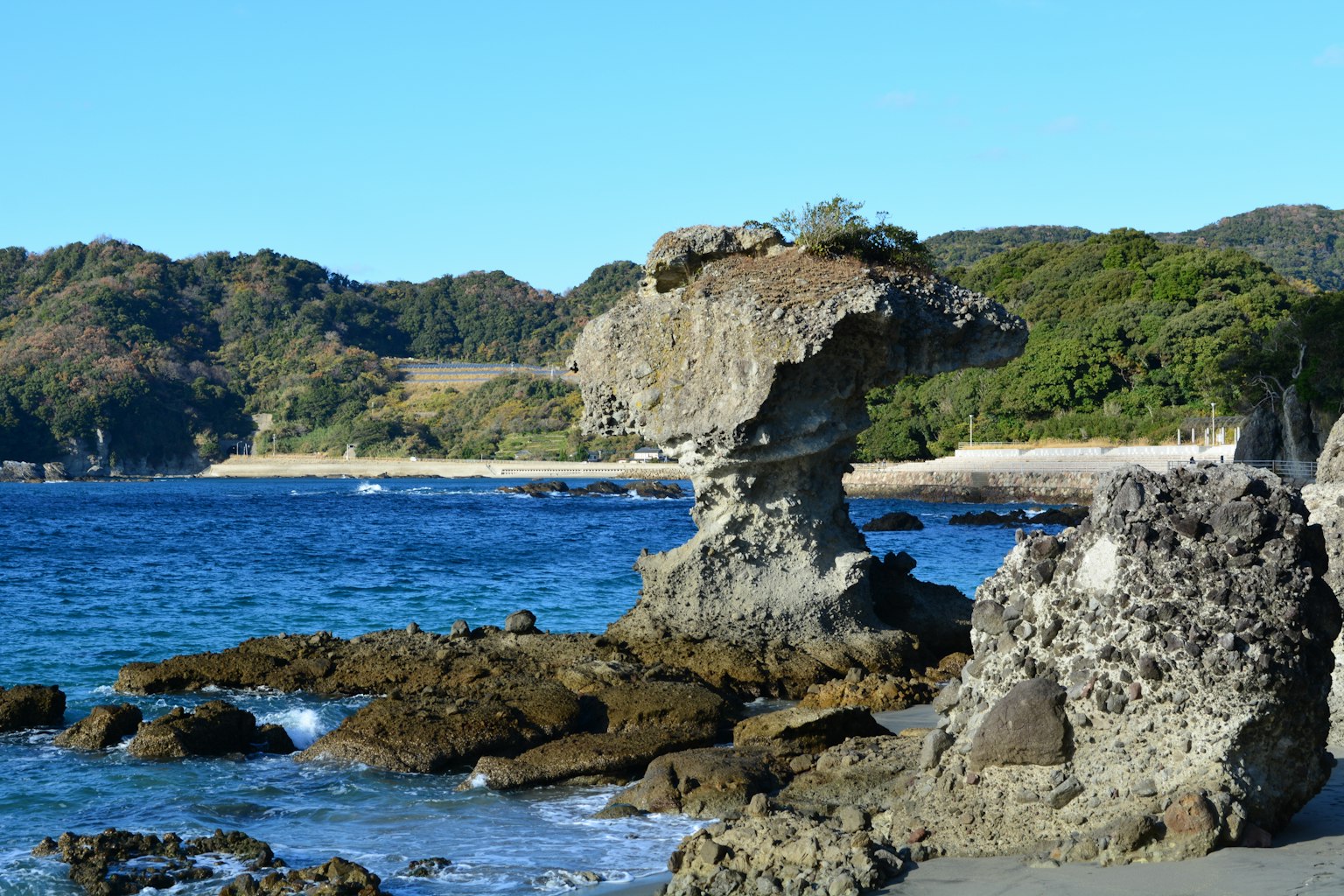 海岸上独特的岩石形成与蓝色海洋