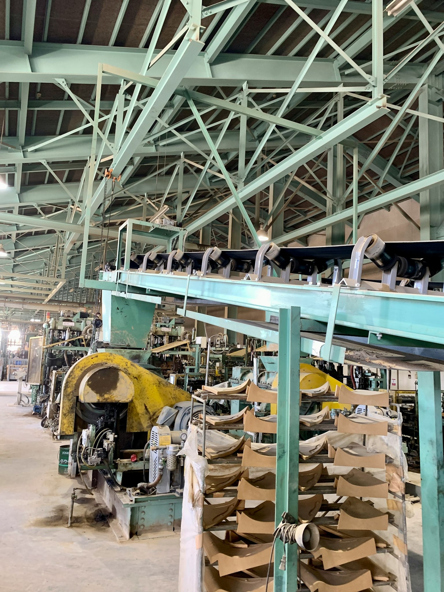 Intérieur d'une usine montrant des machines et un convoyeur
