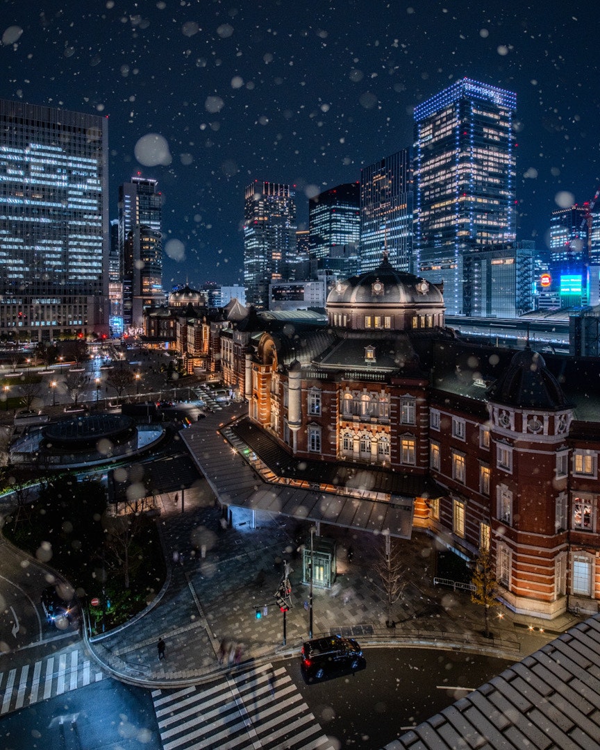 Tuyết rơi trên đường chân trời ban đêm của Tokyo với các tòa nhà chọc trời hiện đại và các tòa nhà lịch sử