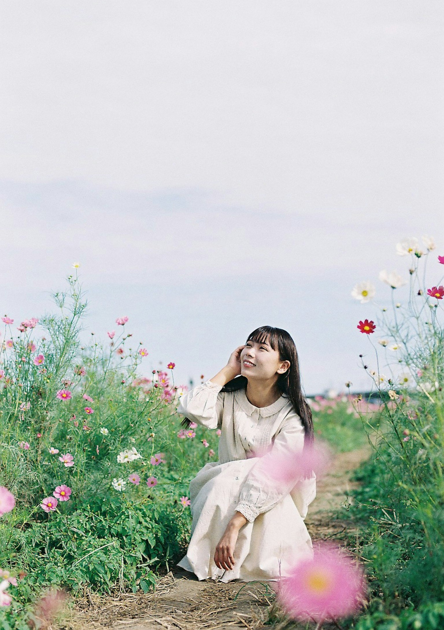 花田中微笑的女性肖像