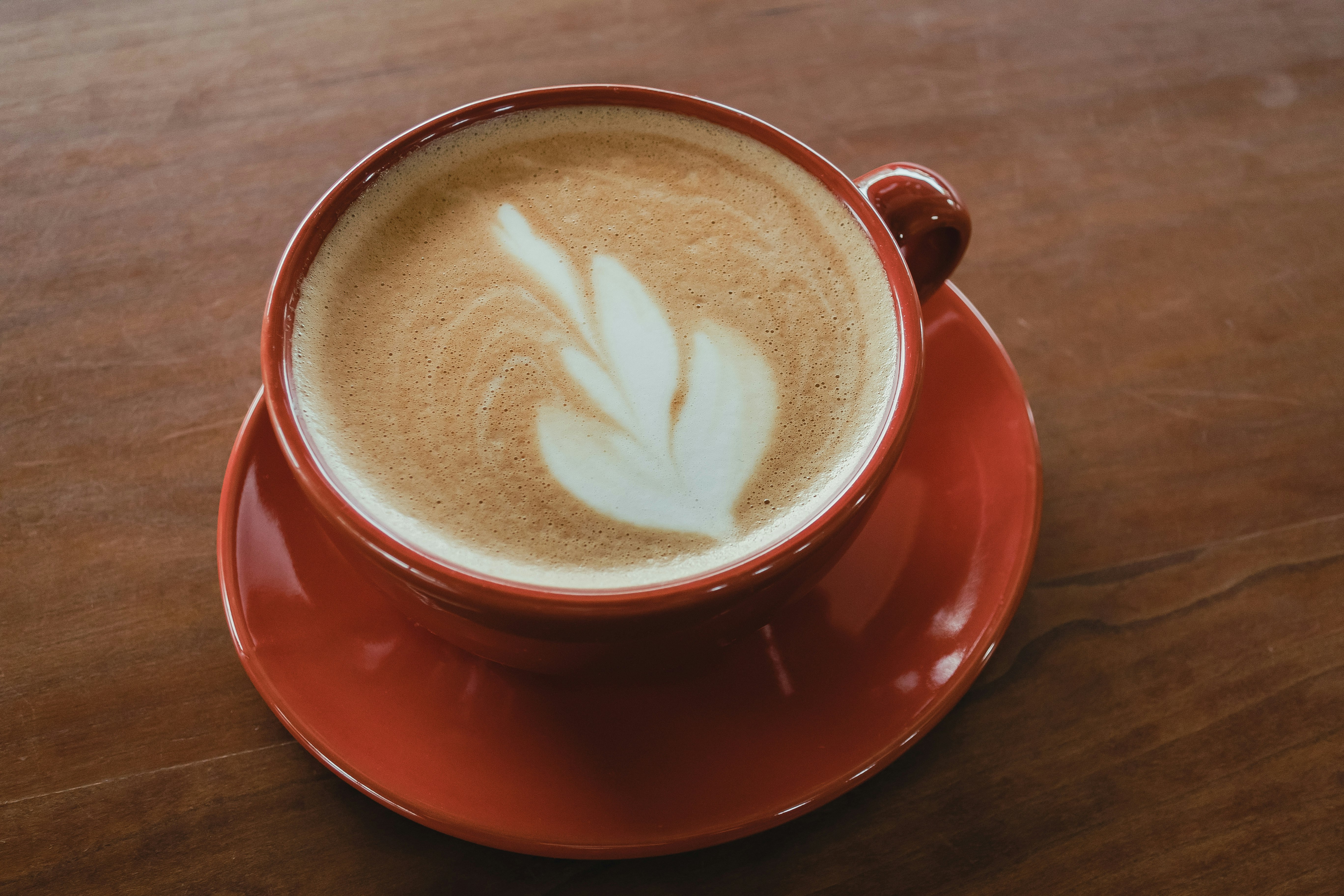 ラテアートのあるカフェラテのカップ