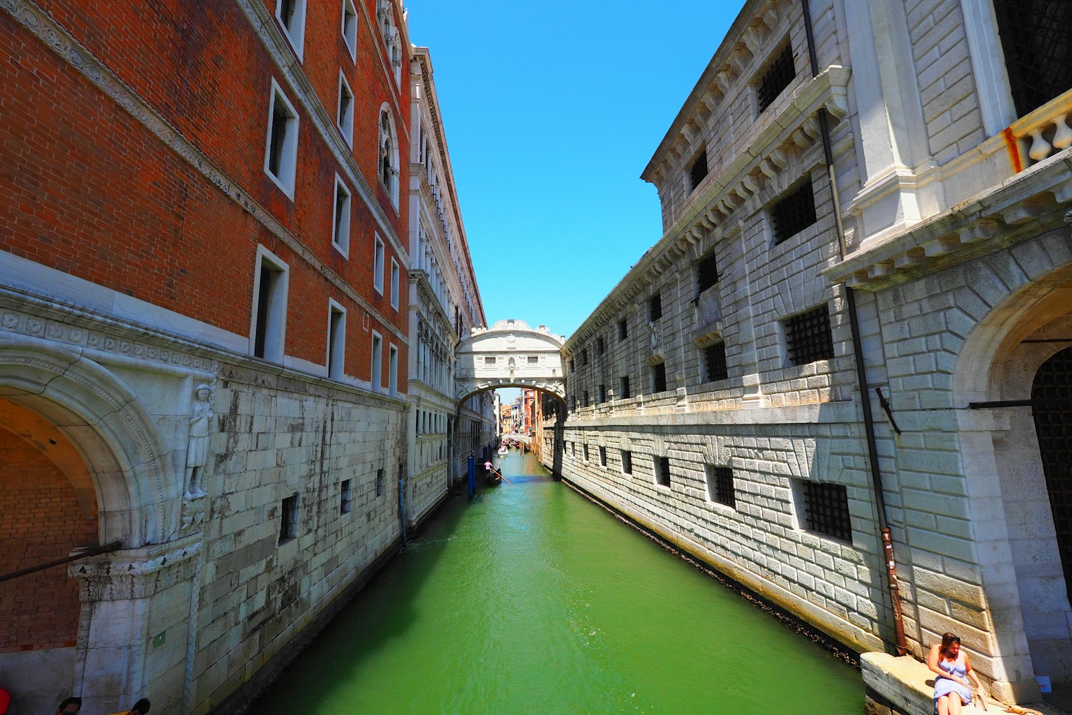 Canal hermoso con edificios históricos en Venecia