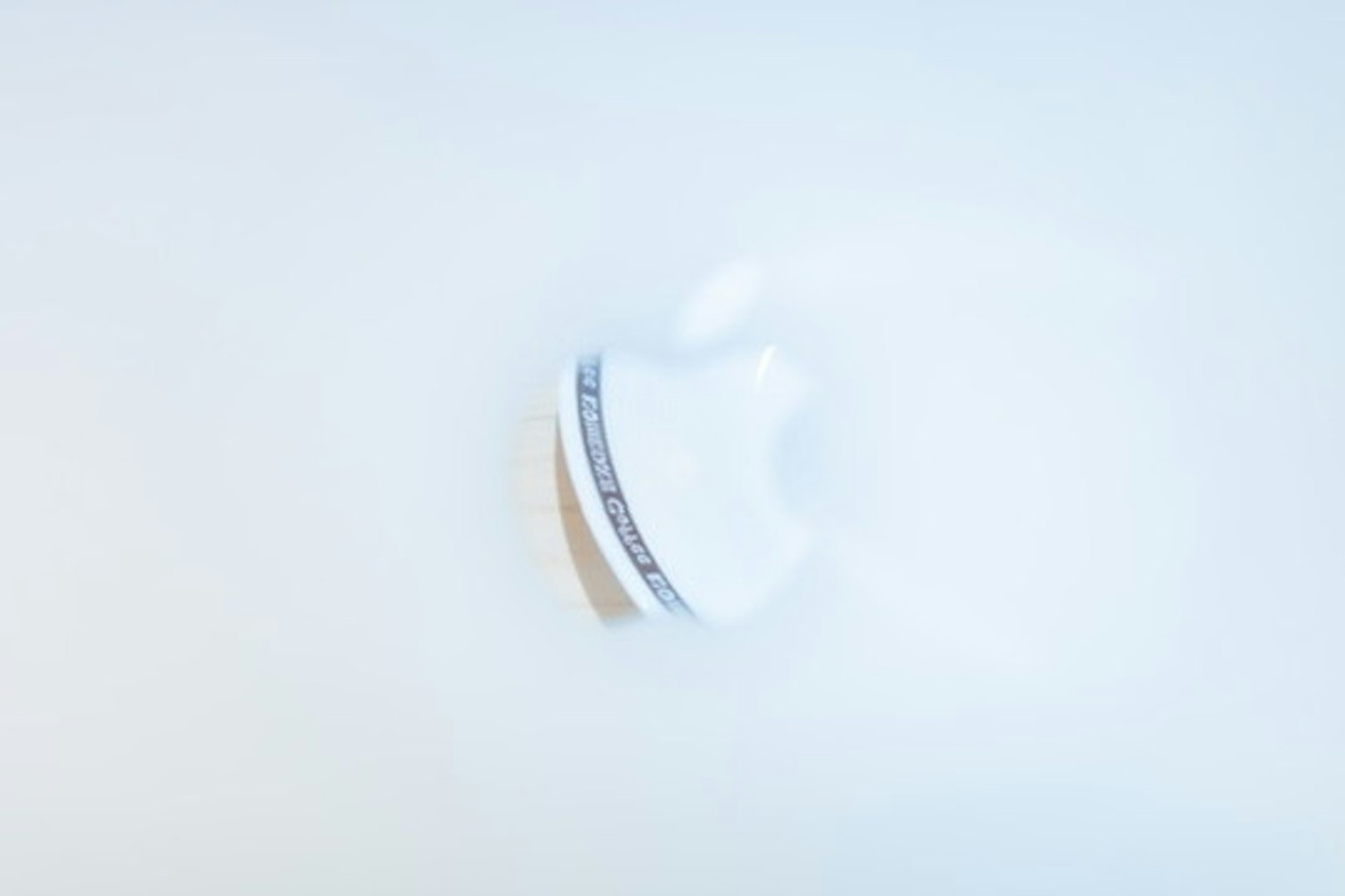 Thiết kế với logo Apple nổi trên nền trắng