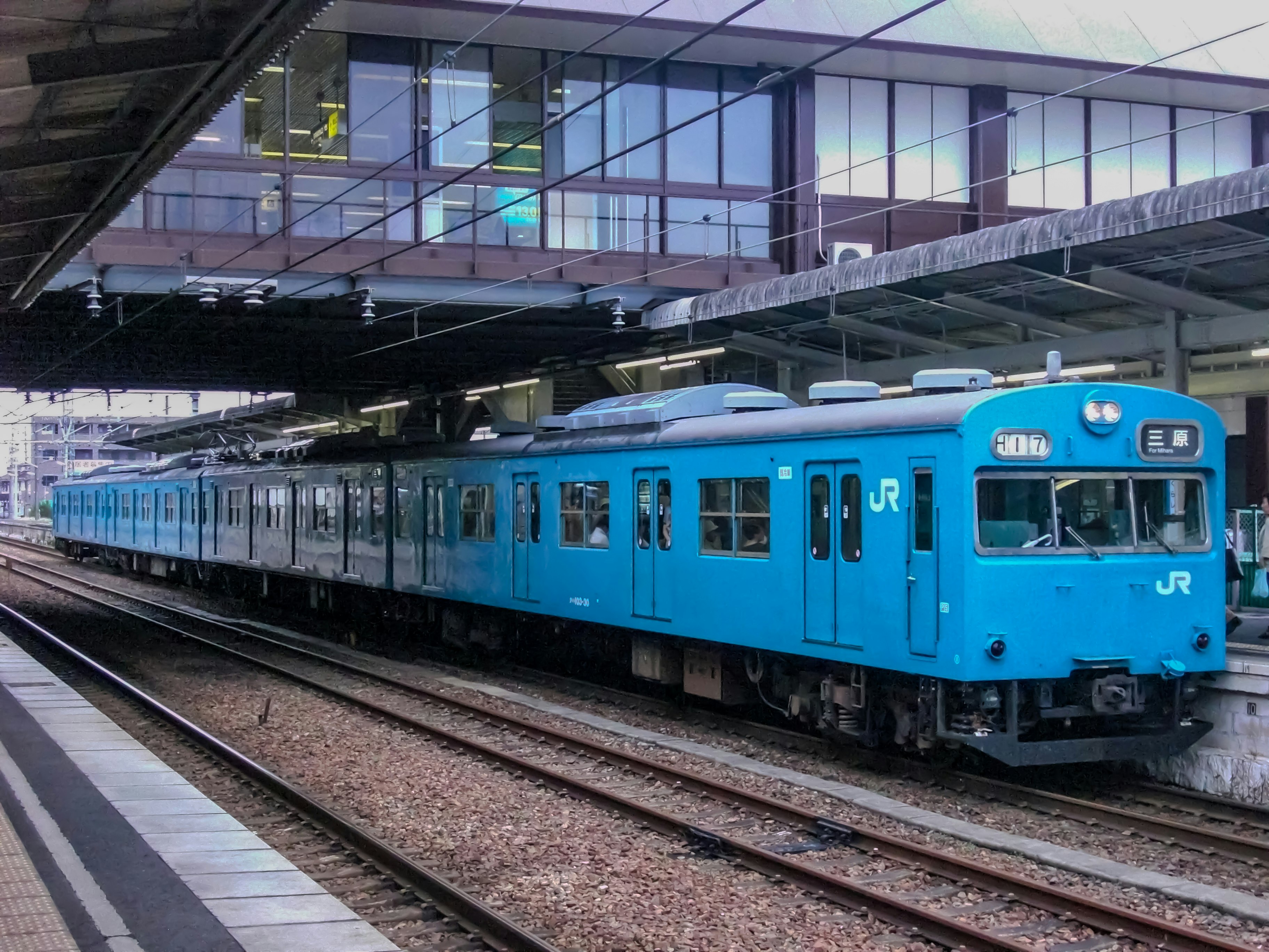 藍色JR列車停靠在月台