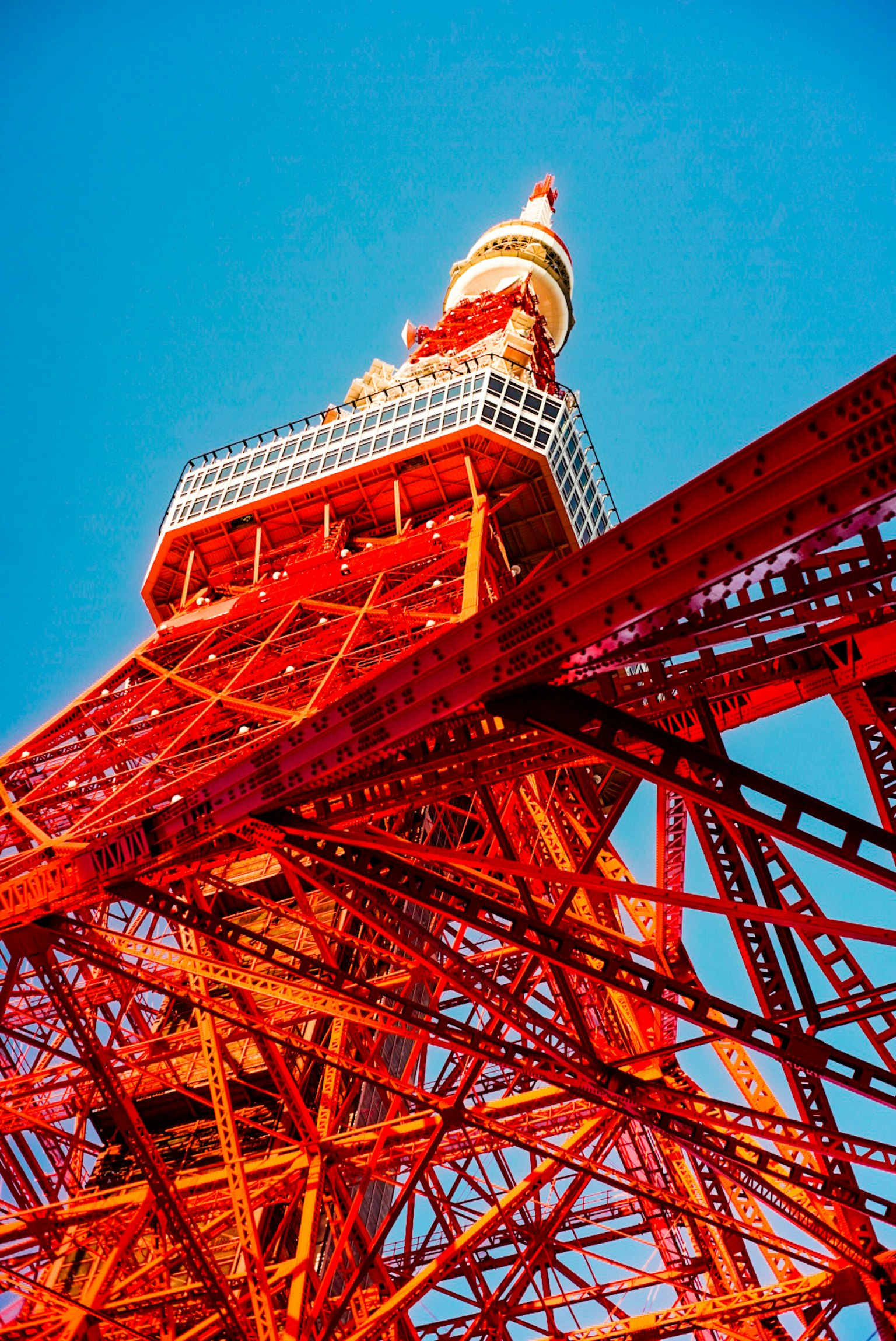 La estructura de acero rojo de la Torre de Tokio contra un cielo azul