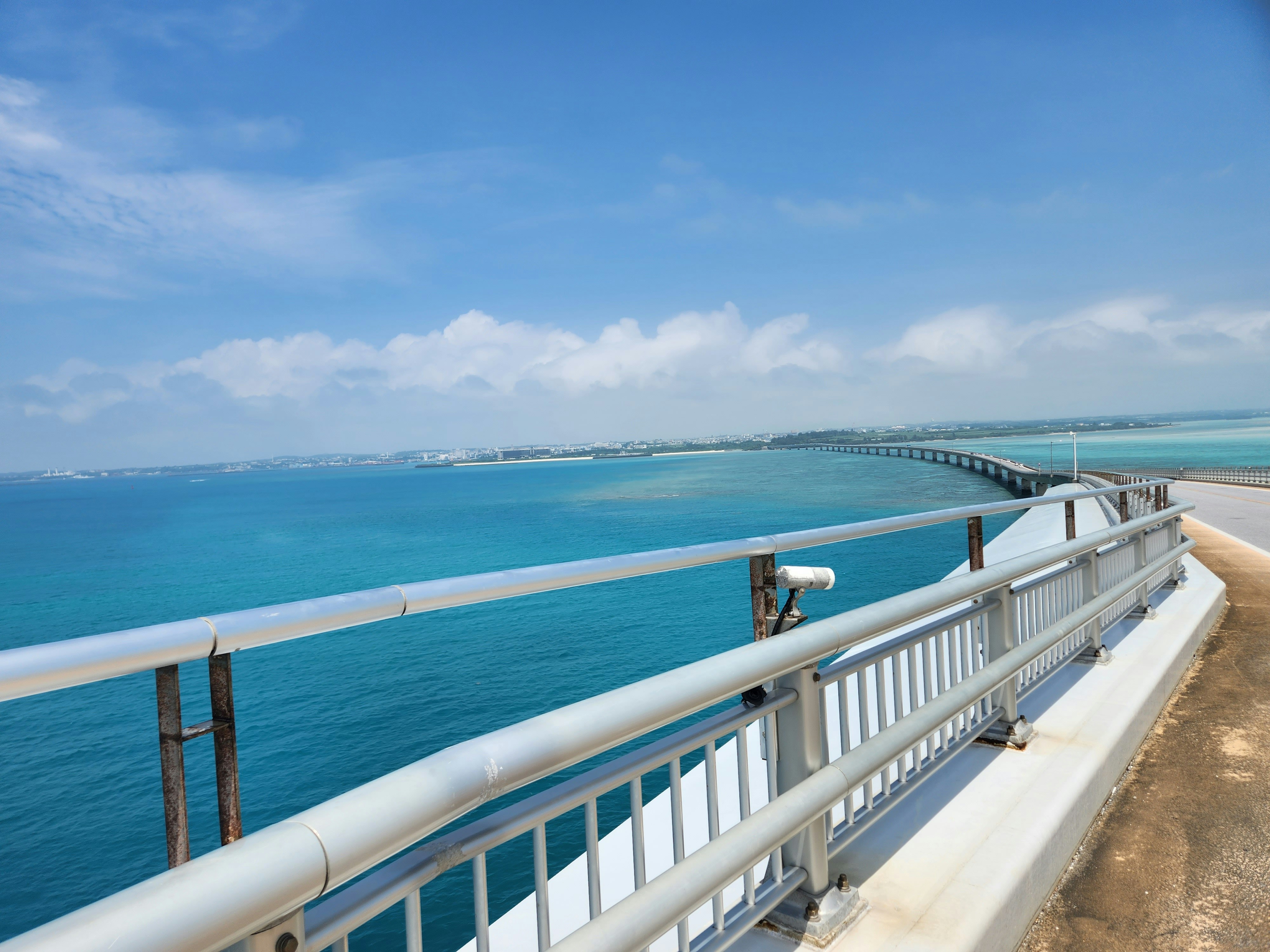 伊良部大橋から望む青い海と水平線のドライブ風景