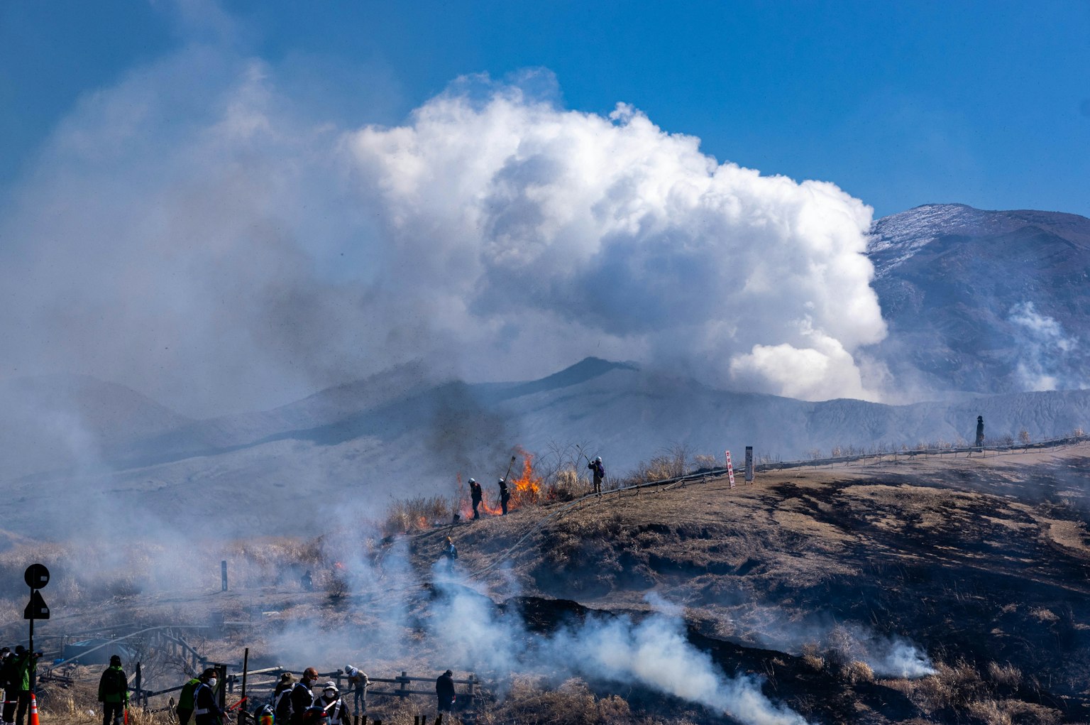 Berglandschaft mit Waldbrand und aufsteigendem Rauch in den Himmel