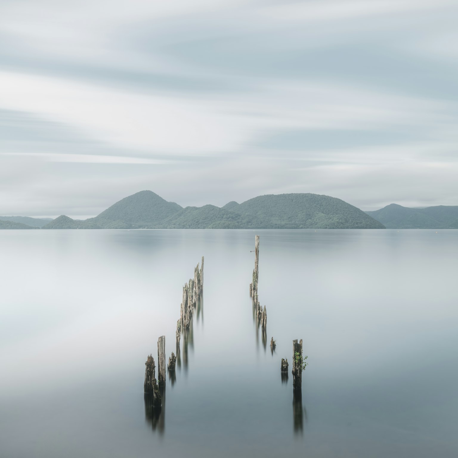 Fondo gris oscuro con un diseño simple