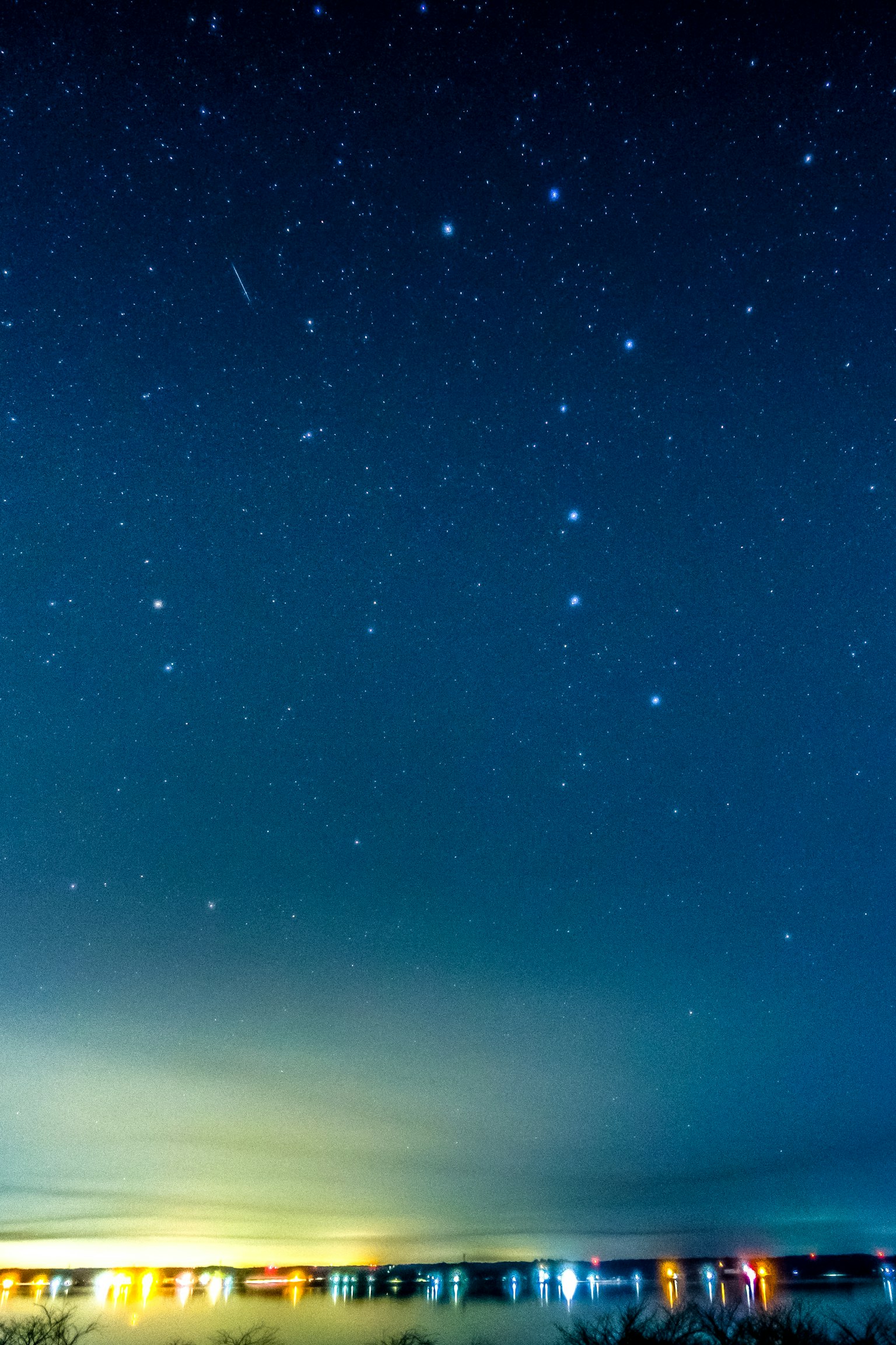 Cielo stellato sopra un oceano calmo con riflessi