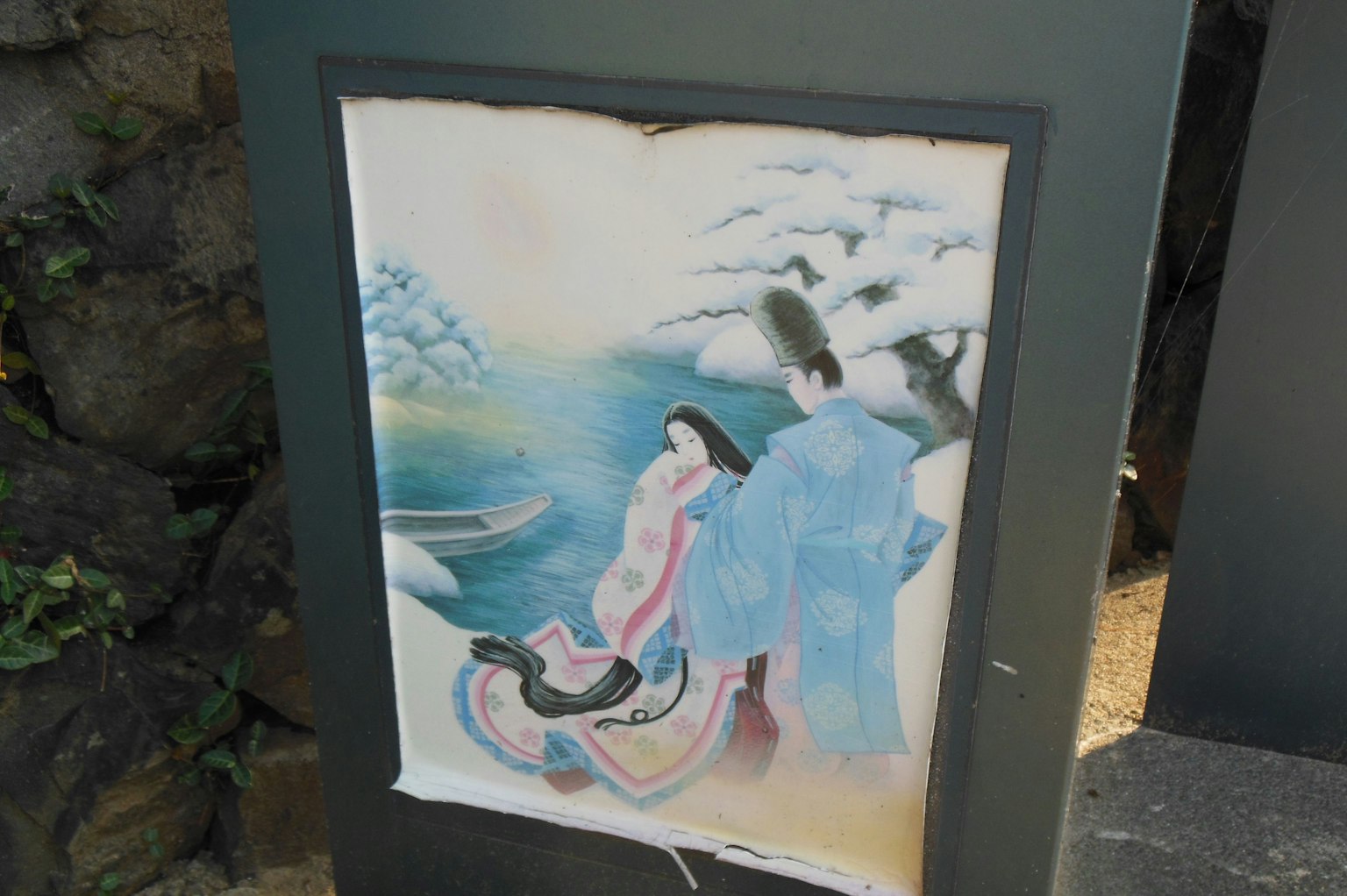 Una bella pittura ad acquerello che ritrae una donna in un kimono blu e alberi di ciliegio in fiore