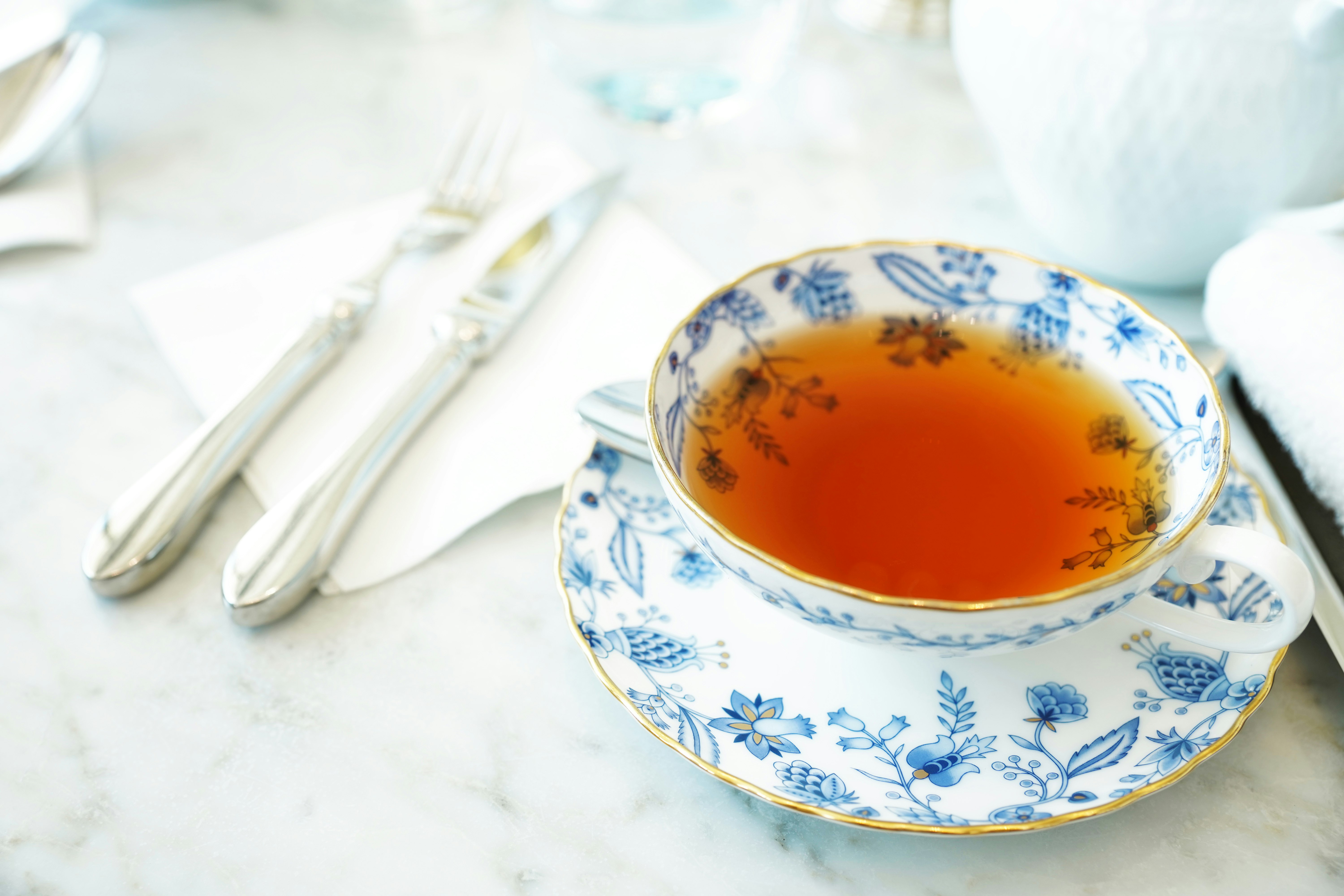 藍色花紋茶杯裡倒入的茶