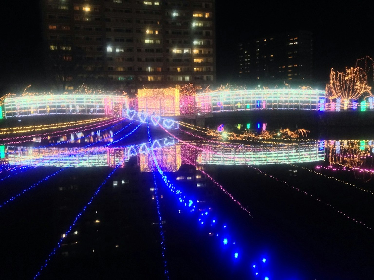Schöner Blick auf eine beleuchtete Brücke bei Nacht mit bunten Lichtern