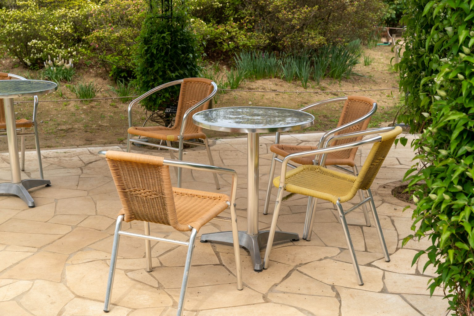 파티오에 놓인 다채로운 의자와 테이블