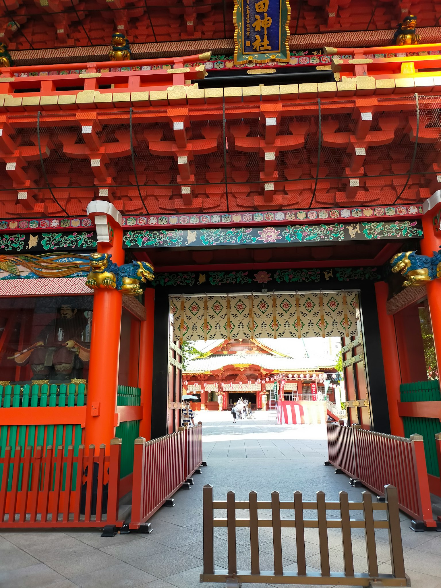 神社入口，紅色大門和華麗的天花板